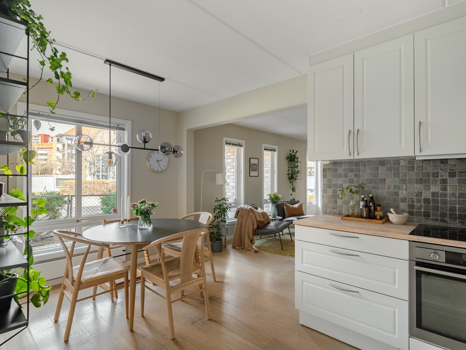 Kjøkkenet er delvis åpent, og delvis skjult. Eller det beste fra to verdener om du vil. Galleribilde