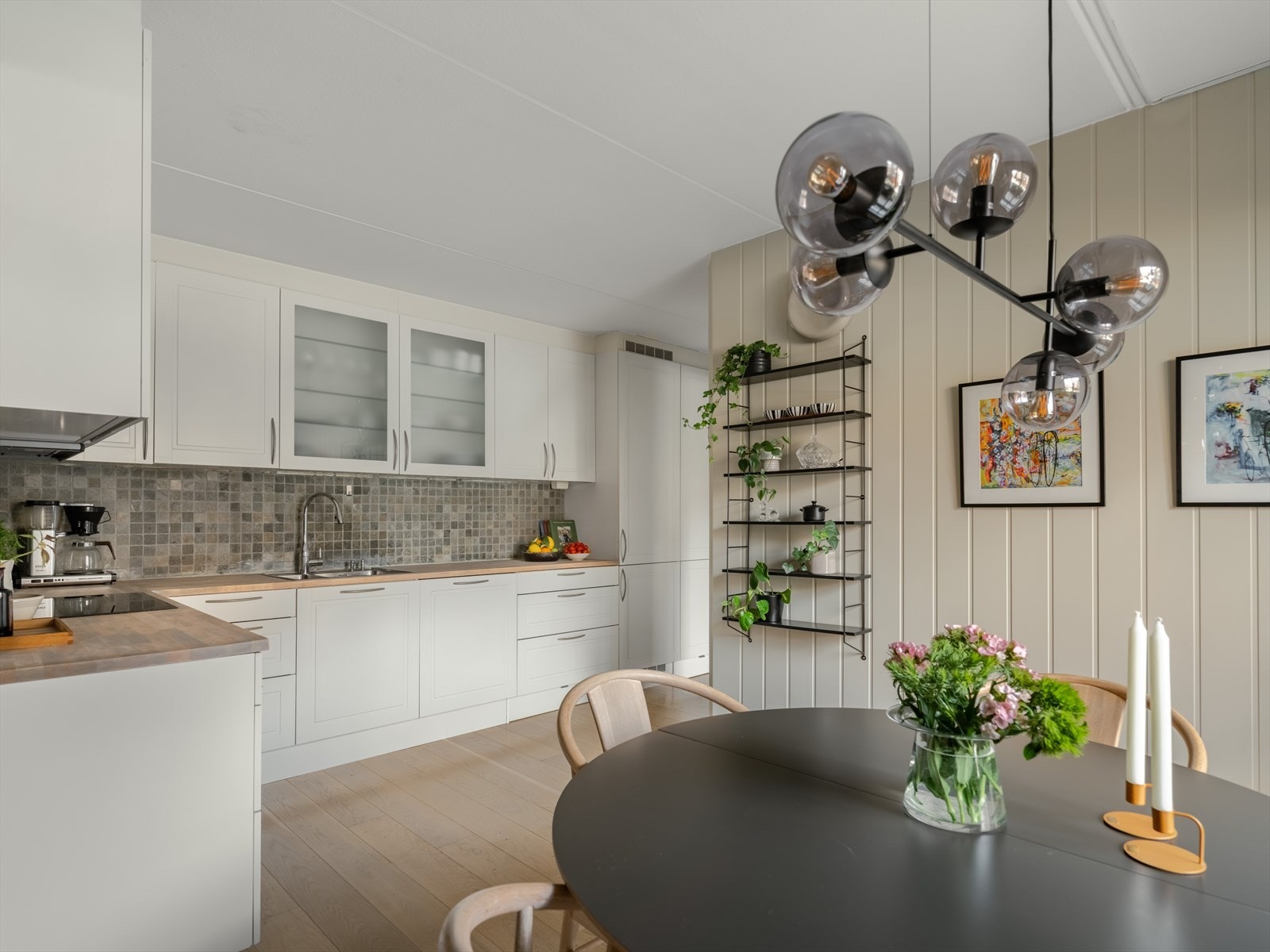 KJøkkenet er stort, og har massevis av skapplass. Galleribilde