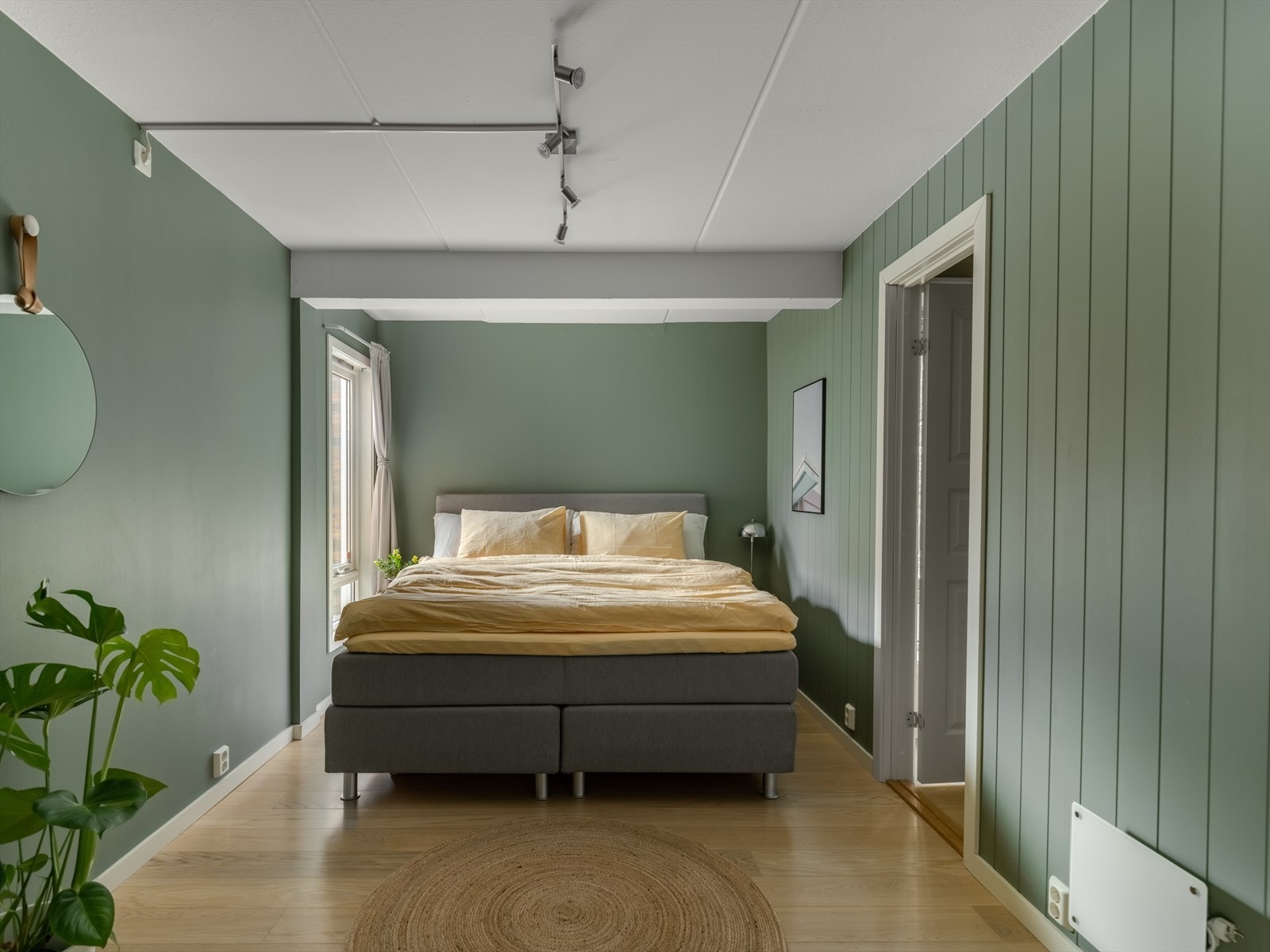 Nå hopper vi til andre siden av leiligheten - her er hovedsoverommet. Galleribilde