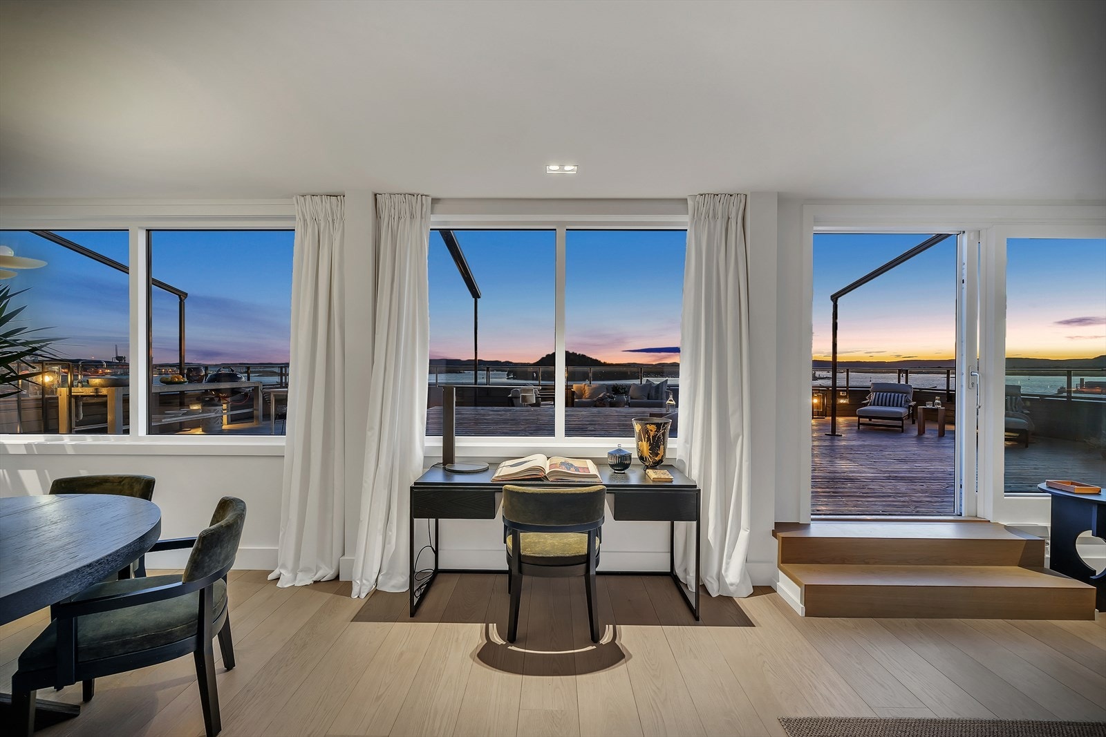 Direkte utgang til stor takterrasse med sol fra morgen til kveld Galleribilde