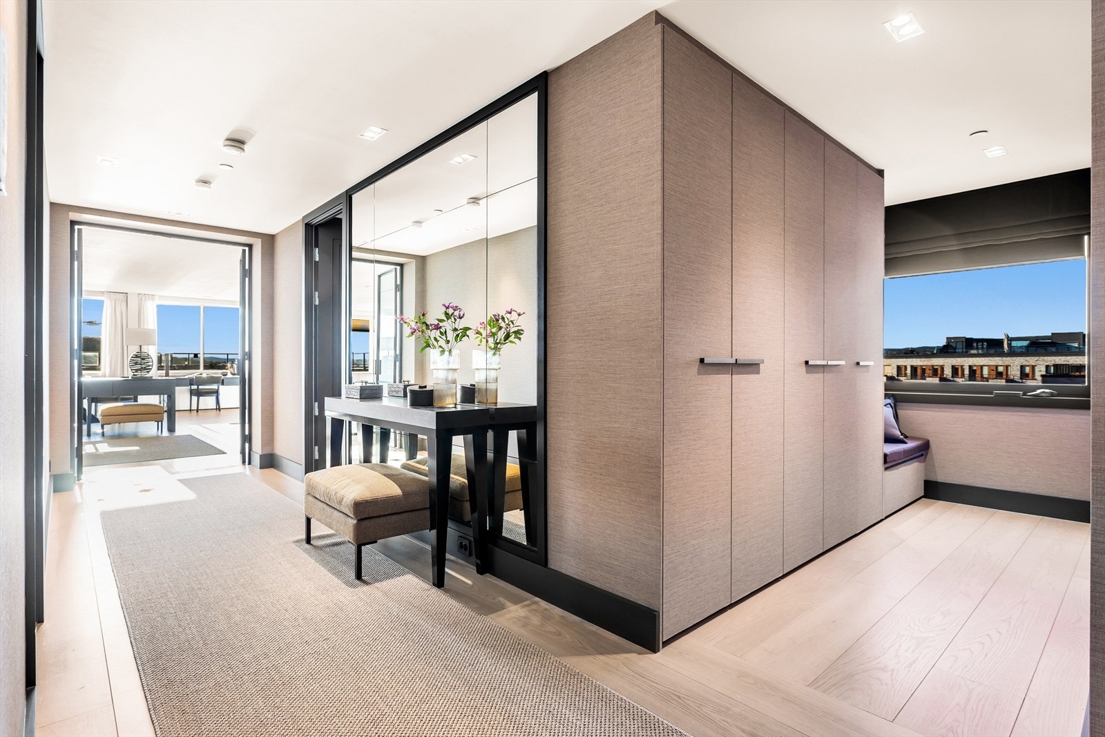 Hall med rikelig garderobeplass Galleribilde