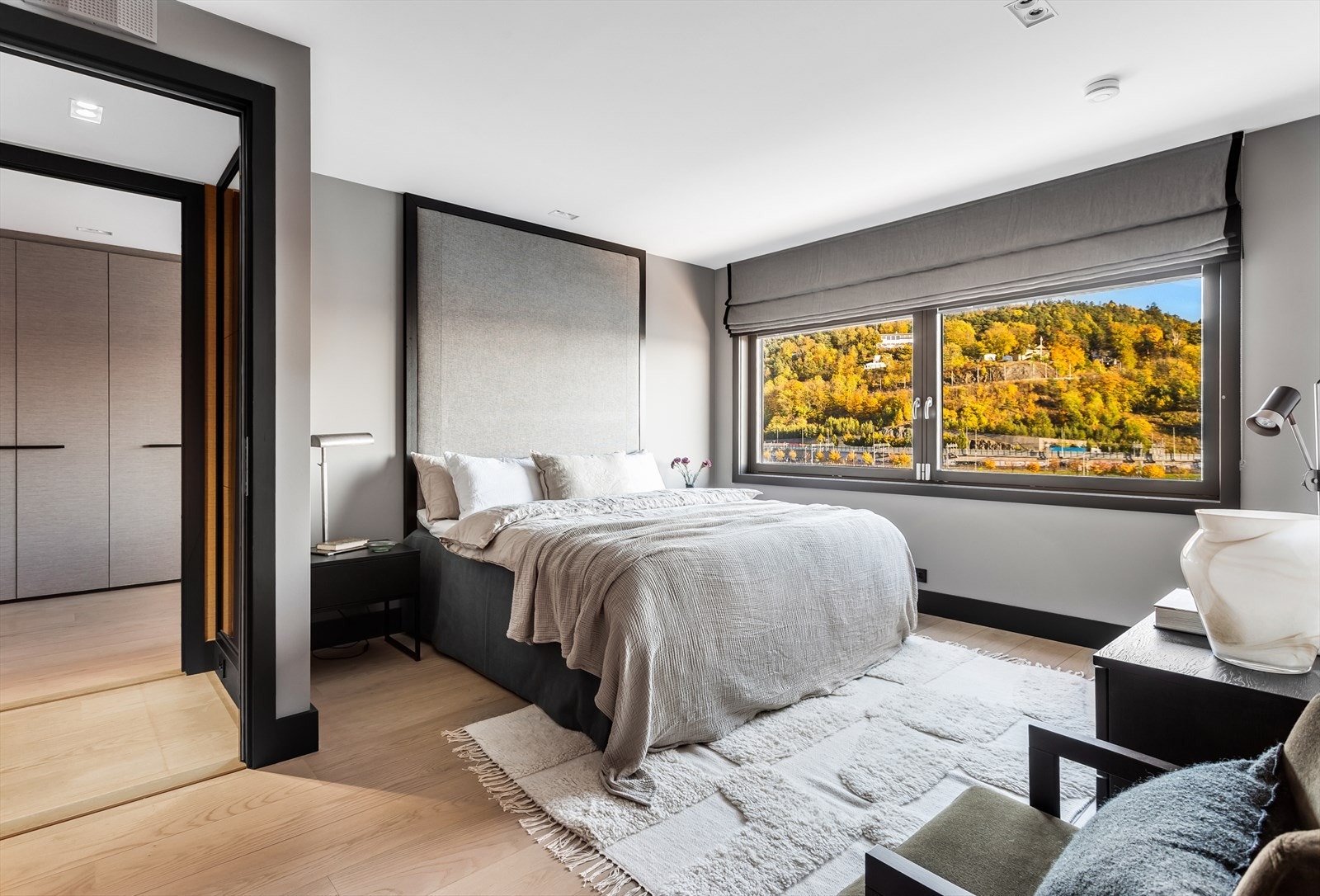 Hovedsoverom med bad en suite og walk in closet Galleribilde