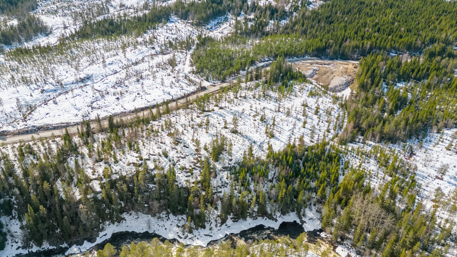 Eiendommen ligger mellom elva Skogsåa og Tuddalsvegen Galleribilde