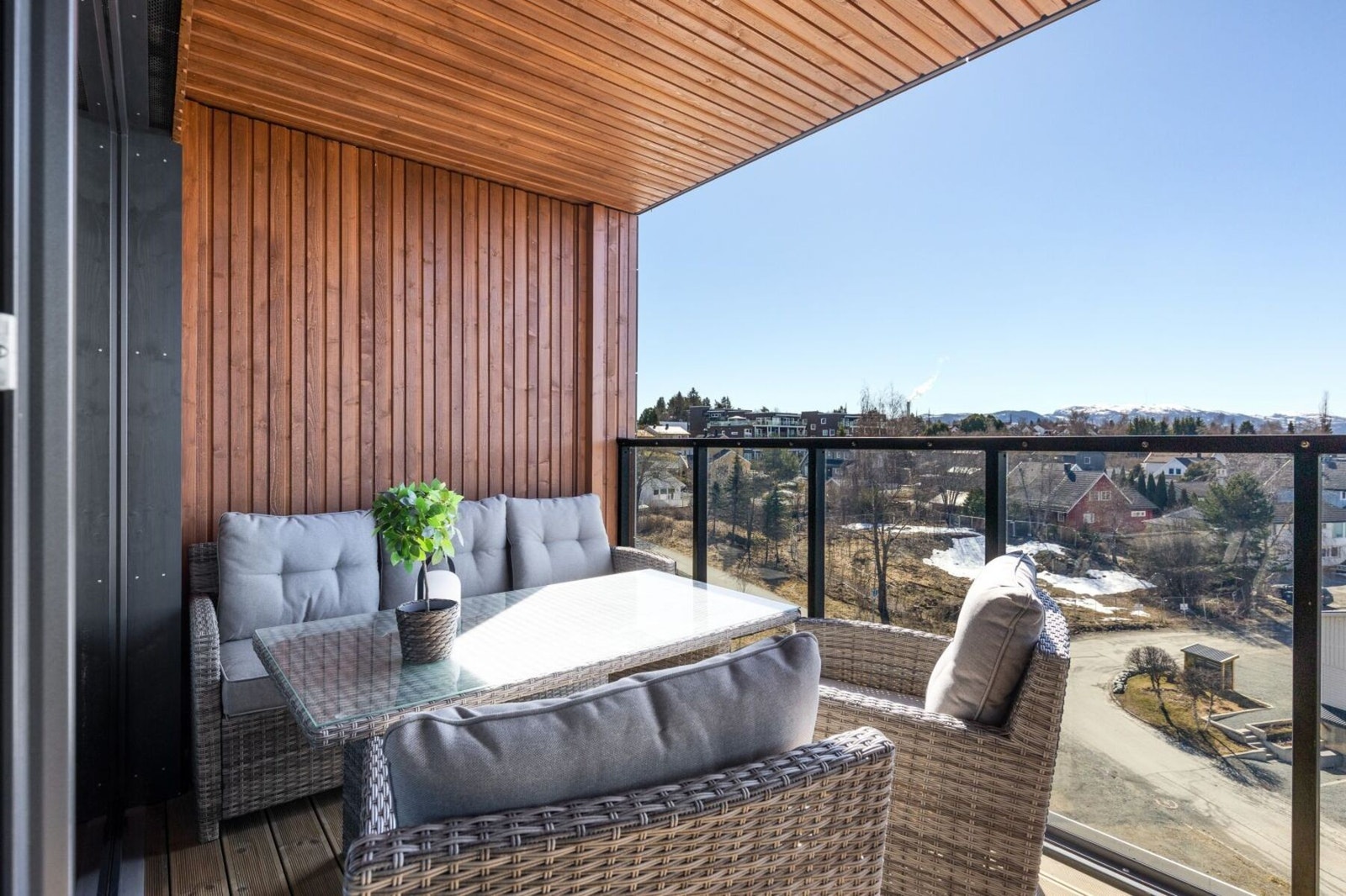 Fra stuen har du utgang til en sørvestvendt balkong med fantastiske sol- og utsiktsforhold. Galleribilde
