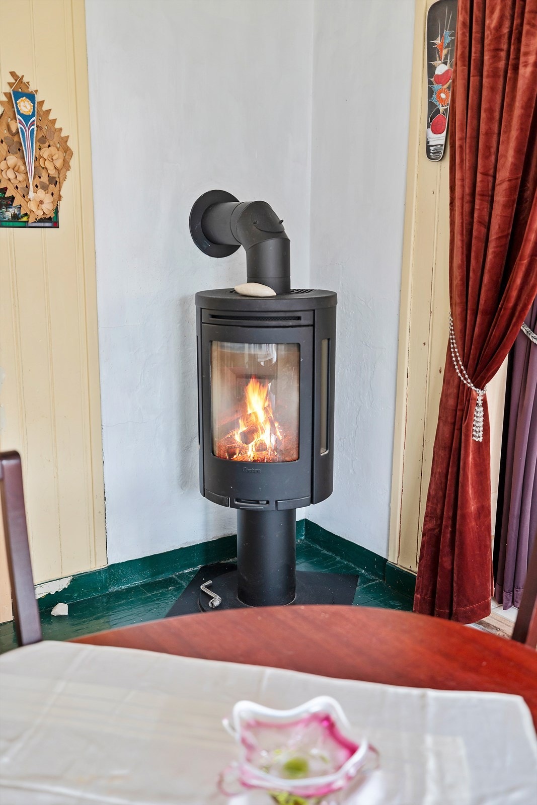 Moderne peisovner i begge etasjer Galleribilde