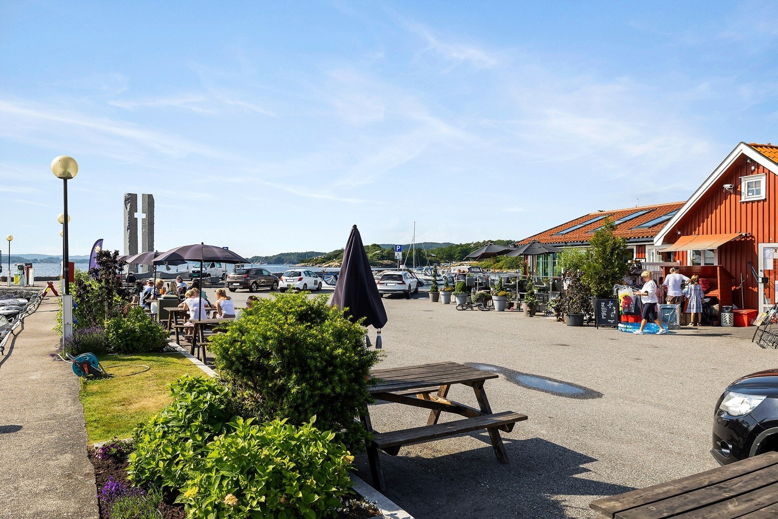 Brygga med flere tilbud. Galleribilde