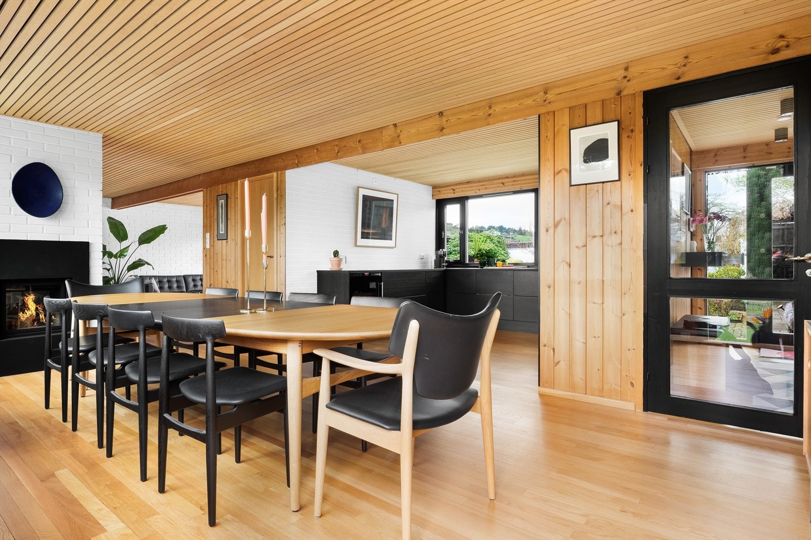 Romslig stue/allrom med kjøkken og spisestue i åpen løsning. Galleribilde