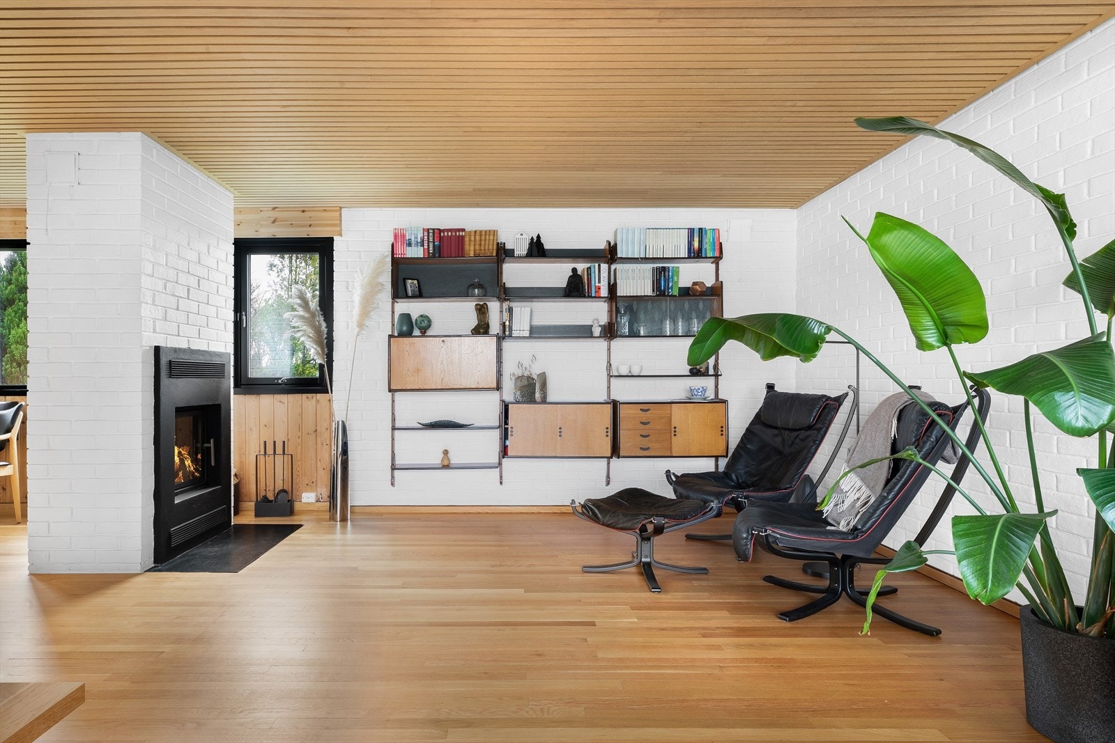 Kombinasjon av slipt original parkett, teglstein, panel sammen med nye spiler i himling boligen en ny dimensjon Galleribilde