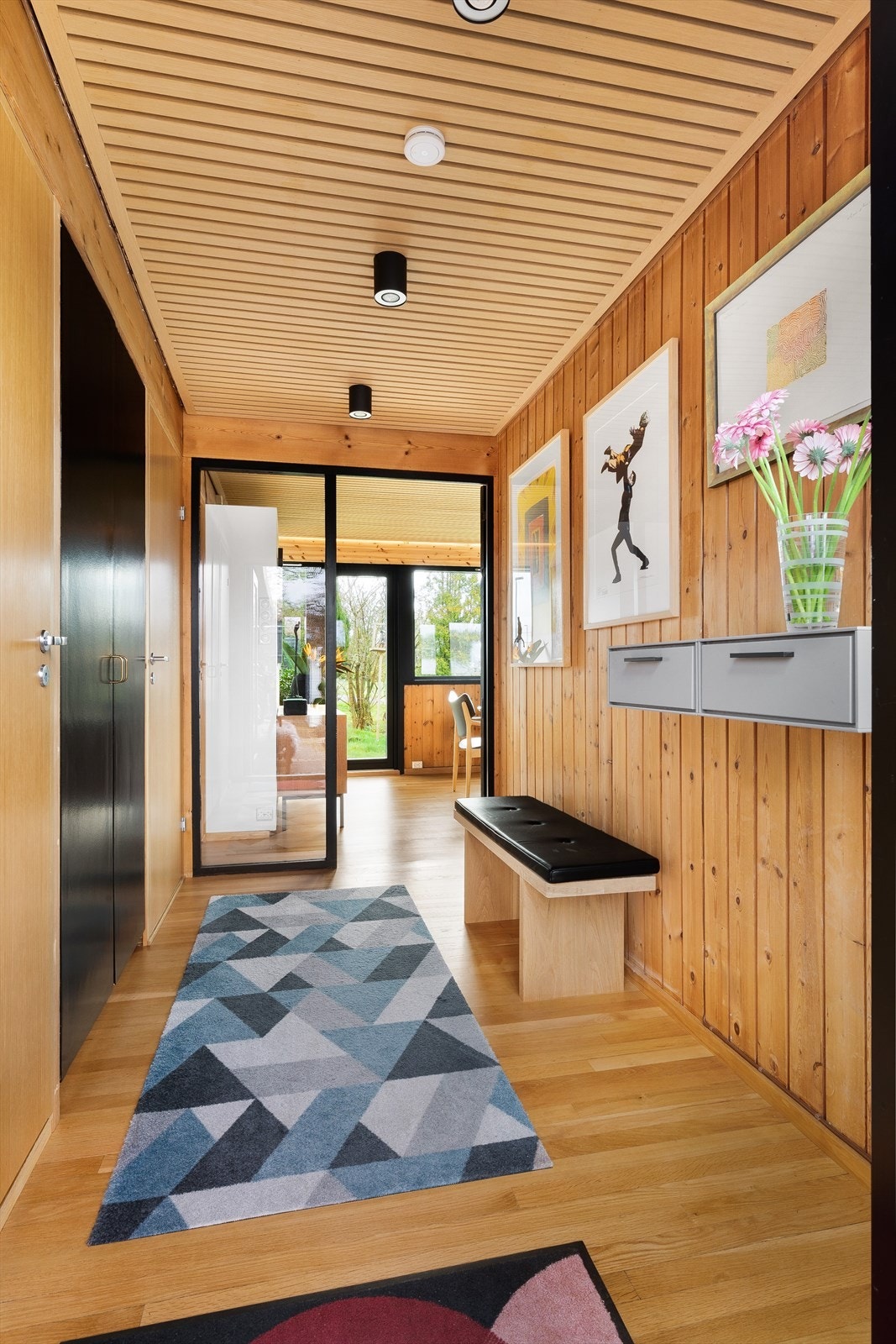 Kombinasjonen av gammelt og nytt blir utmerket kombinert i denne boligen Galleribilde