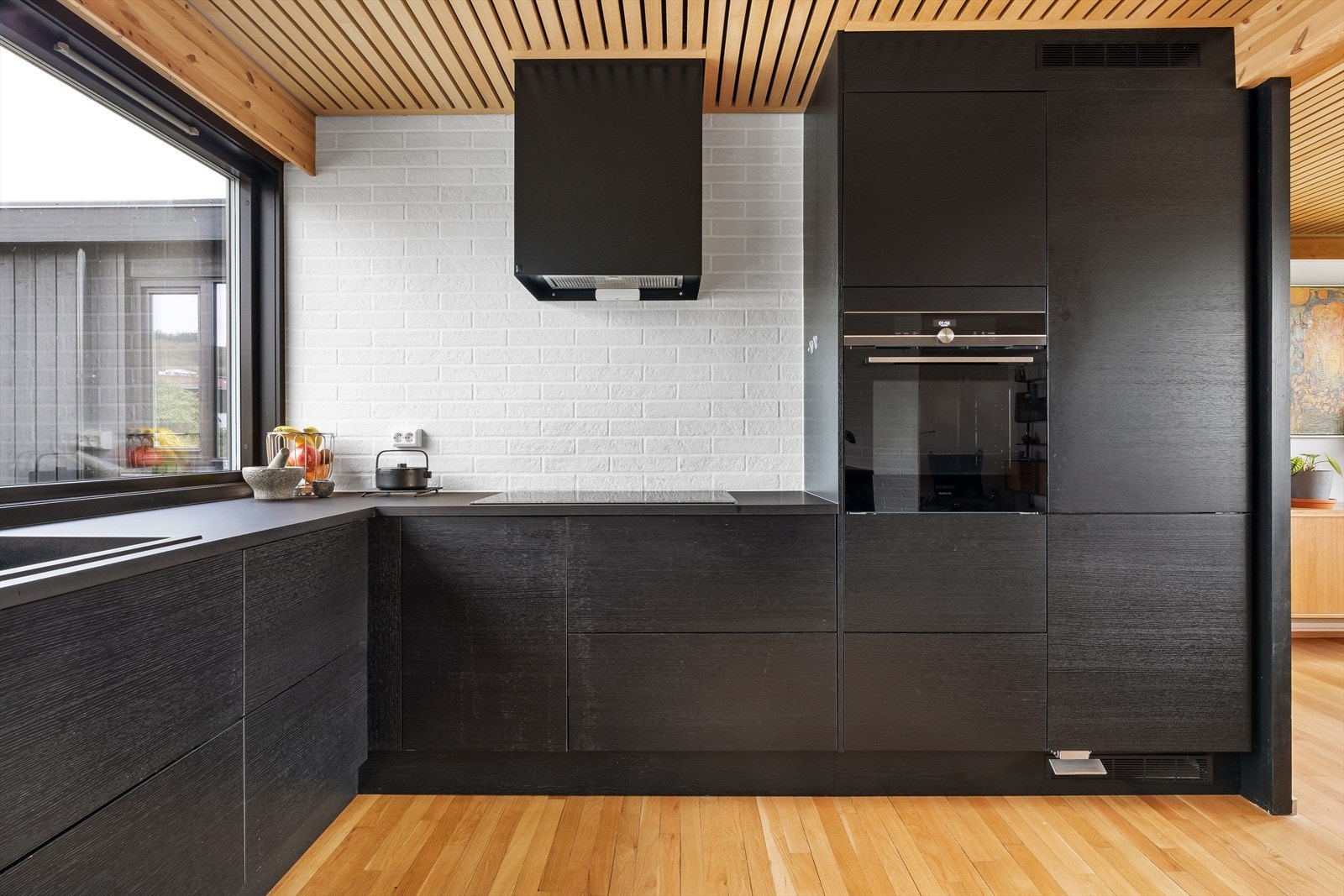 Rommet er utvidet og det er tatt bort et soverom for å gjøre plass til dette lekre kjøkkenet Galleribilde