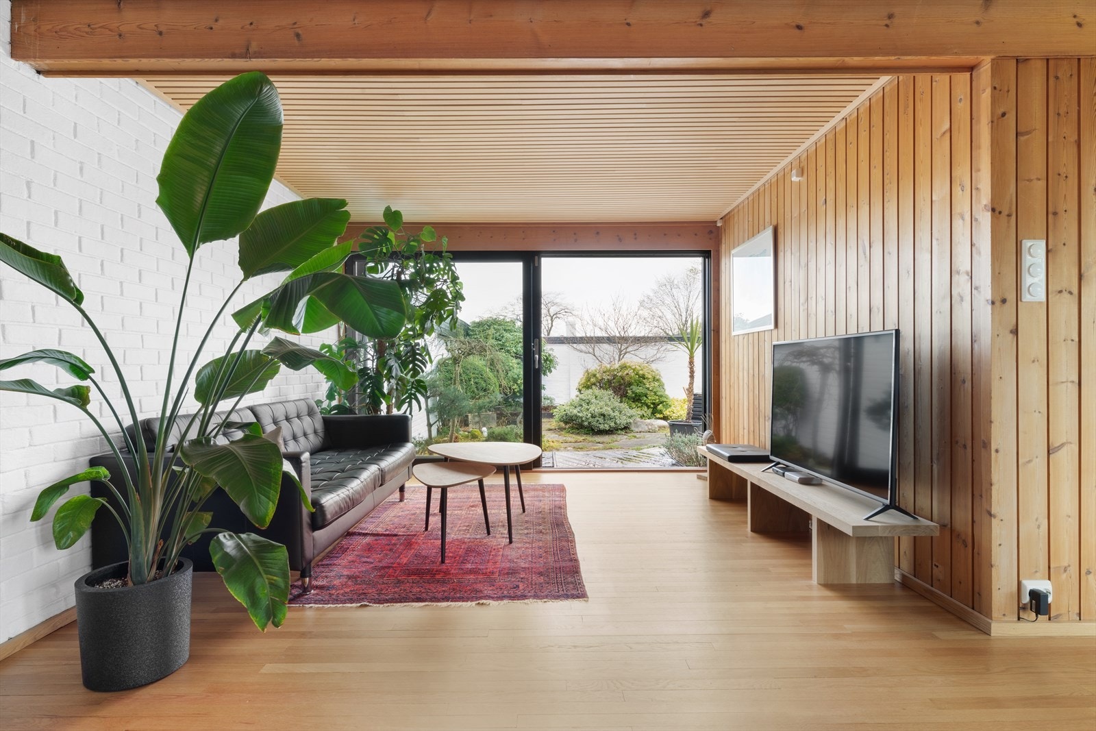 Herfra har du også utsikt til hagen og godt med naturlig lysinnslipp. Galleribilde