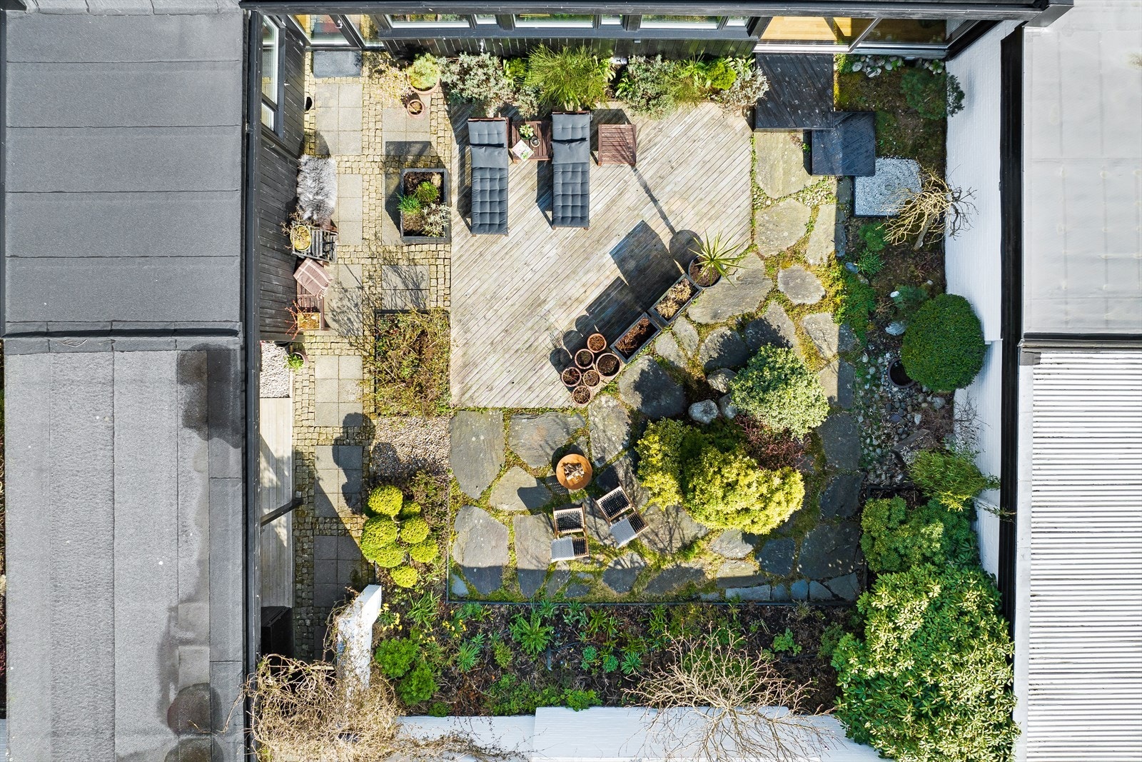 Fra stuen er det utgang til den herlige hagen. Galleribilde