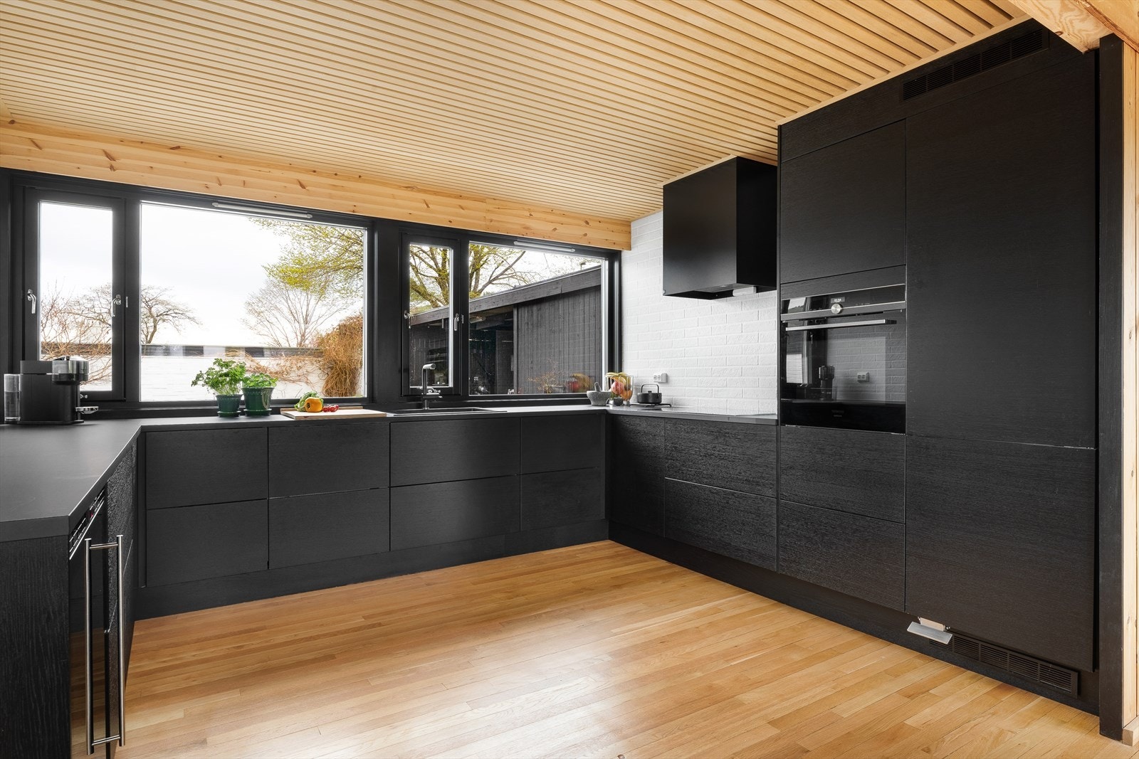 Kjøkkenet er stilrent og har god oppbevarings- og benkeplass. Galleribilde