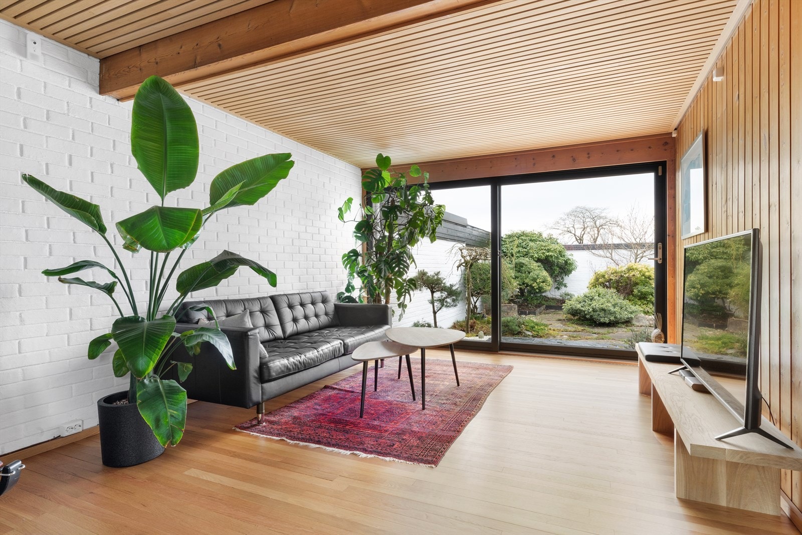 Det er god plass til spisegruppe og tv-møbler. Galleribilde