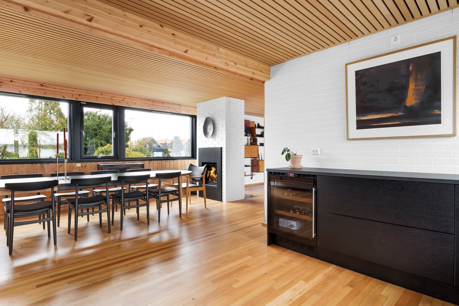 Mellom stue og spisestue er det installert en gjennomgående peis. Galleribilde