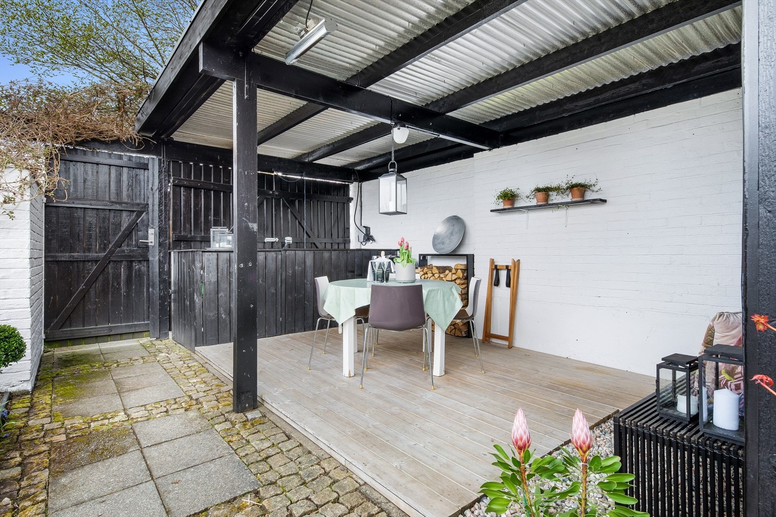 Carporten er bygget om til en overbygget uteplass. Galleribilde