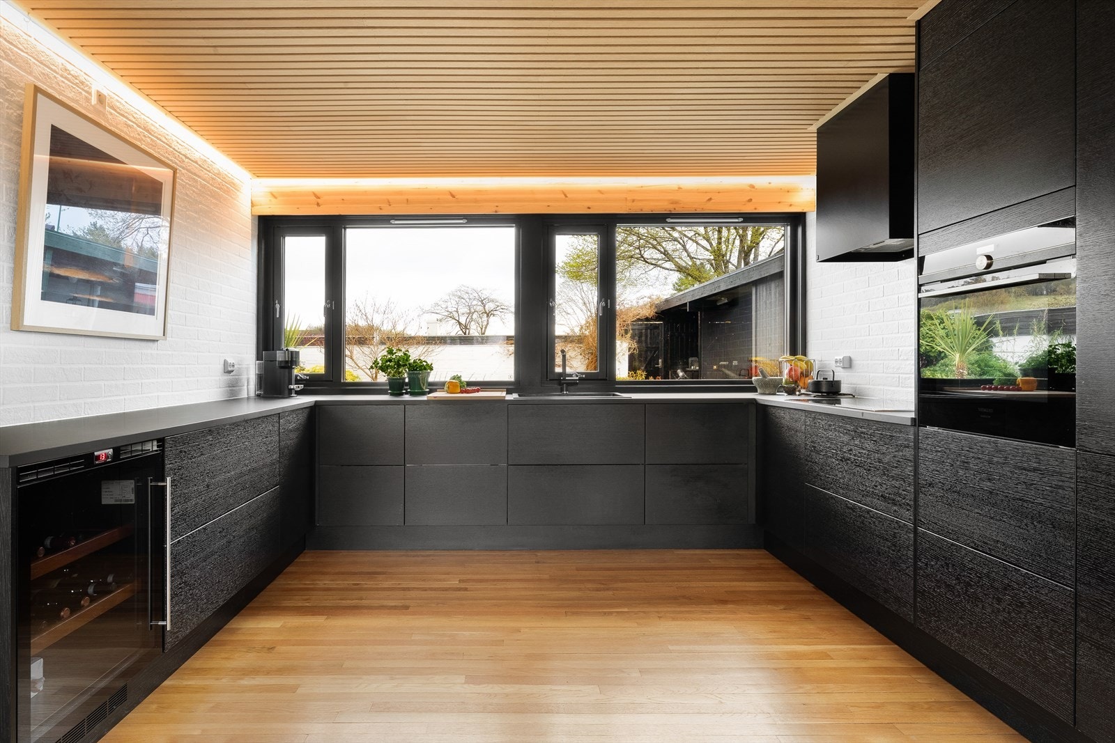 Det inneholder integrert oppvaskmaskin, kombiskap, stekeovn, platetopp og vinkjøler. Galleribilde