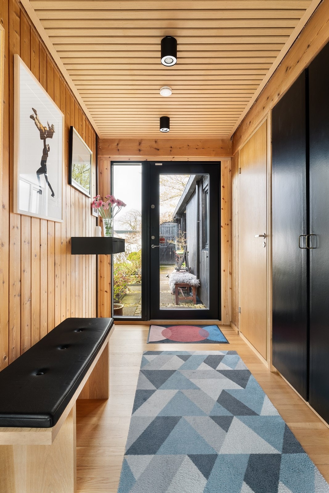 Entré med innebygget garderobeskap. Galleribilde