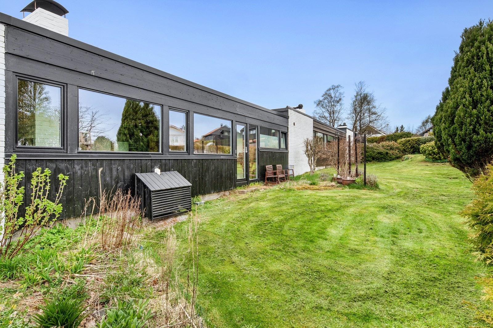 Fra spisestuen er det utgang til flotte grøntområder på baksiden av huset. Galleribilde