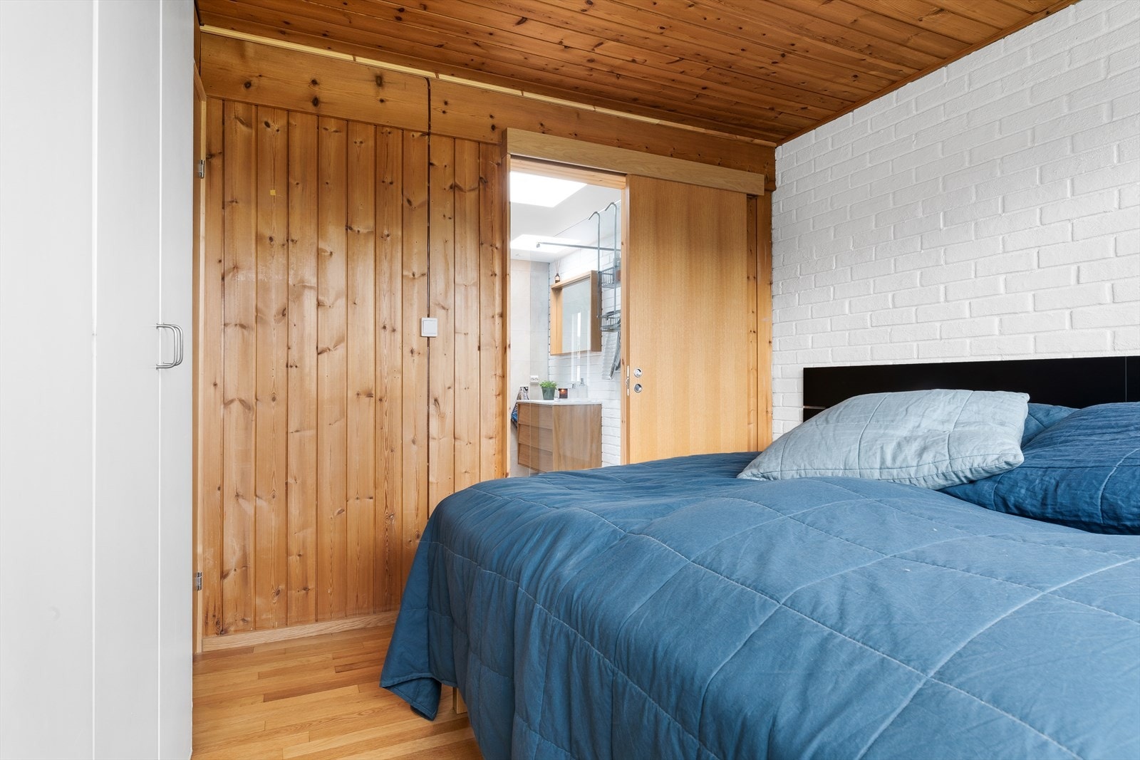 Her er det god plass til dobbeltseng og garderobeskap. Galleribilde