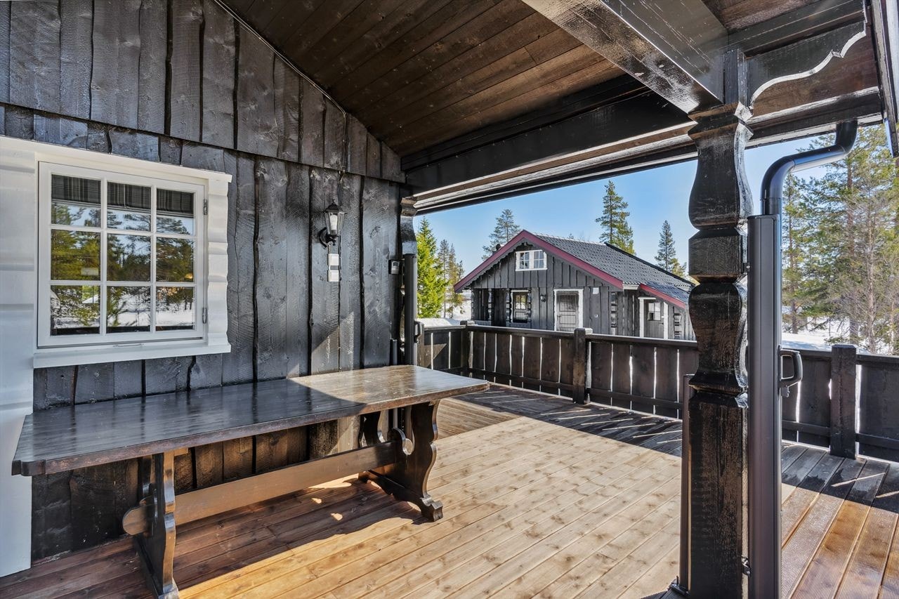 Vann fra eget borrehull inn til vegg på veranda Galleribilde