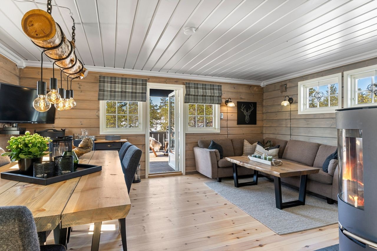 Fra stuen er det utgang til en delvis overbygget, stor og solrik terrasse, som omkranser hytta på flere sider Galleribilde