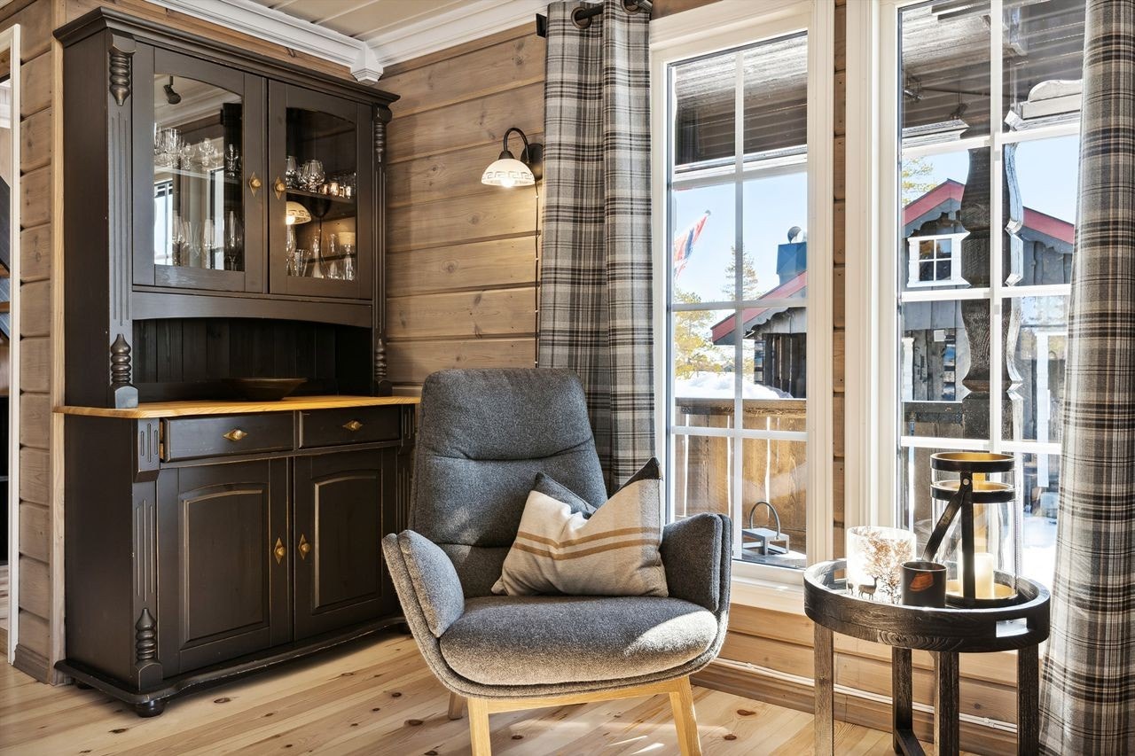 Koselig hjørne. Skjenk og framskap følger med i handelen. Galleribilde