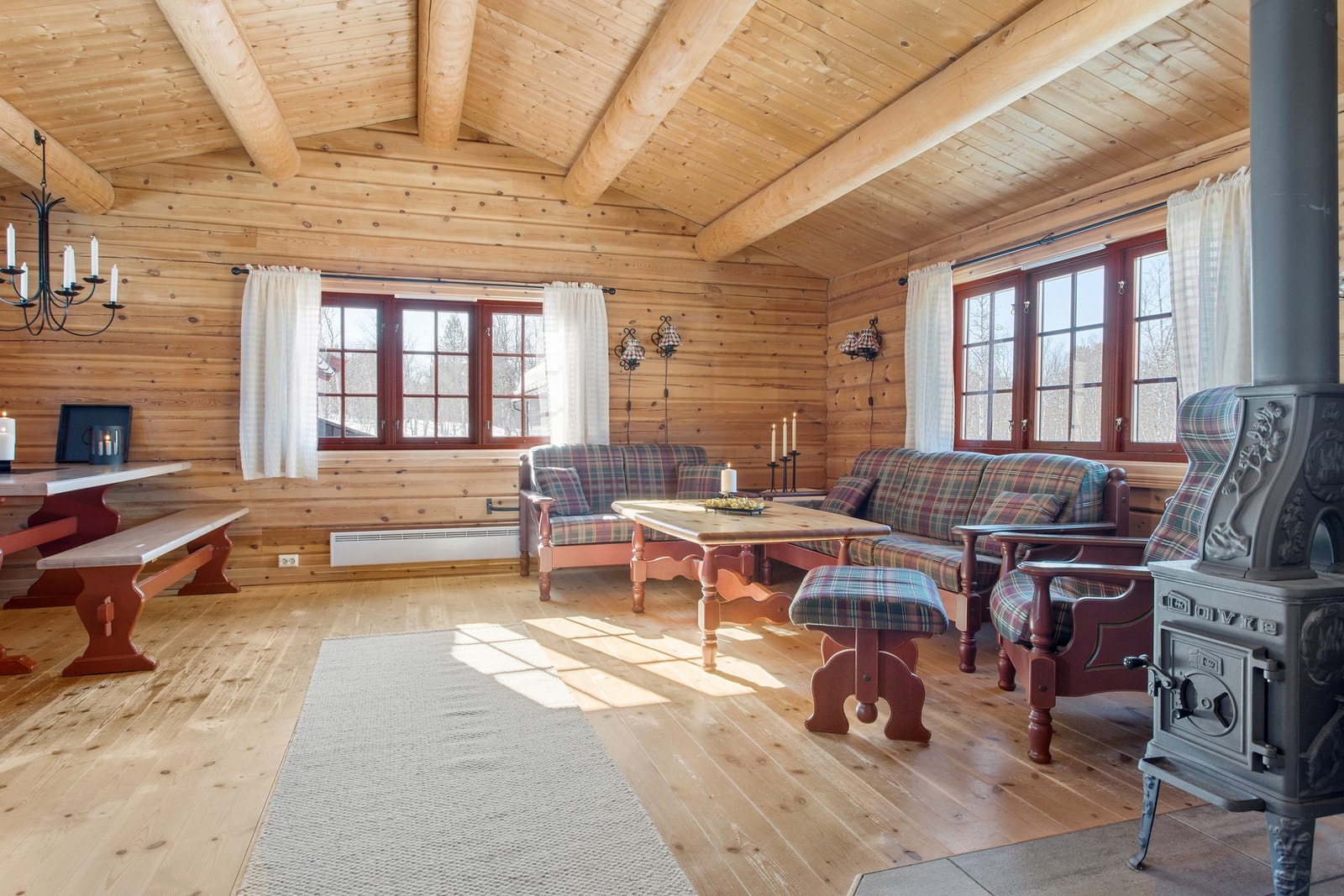 Stor stue med plass til flere sittegrupper, med naturlig arealfordeling mellom møbleringssonene. Galleribilde