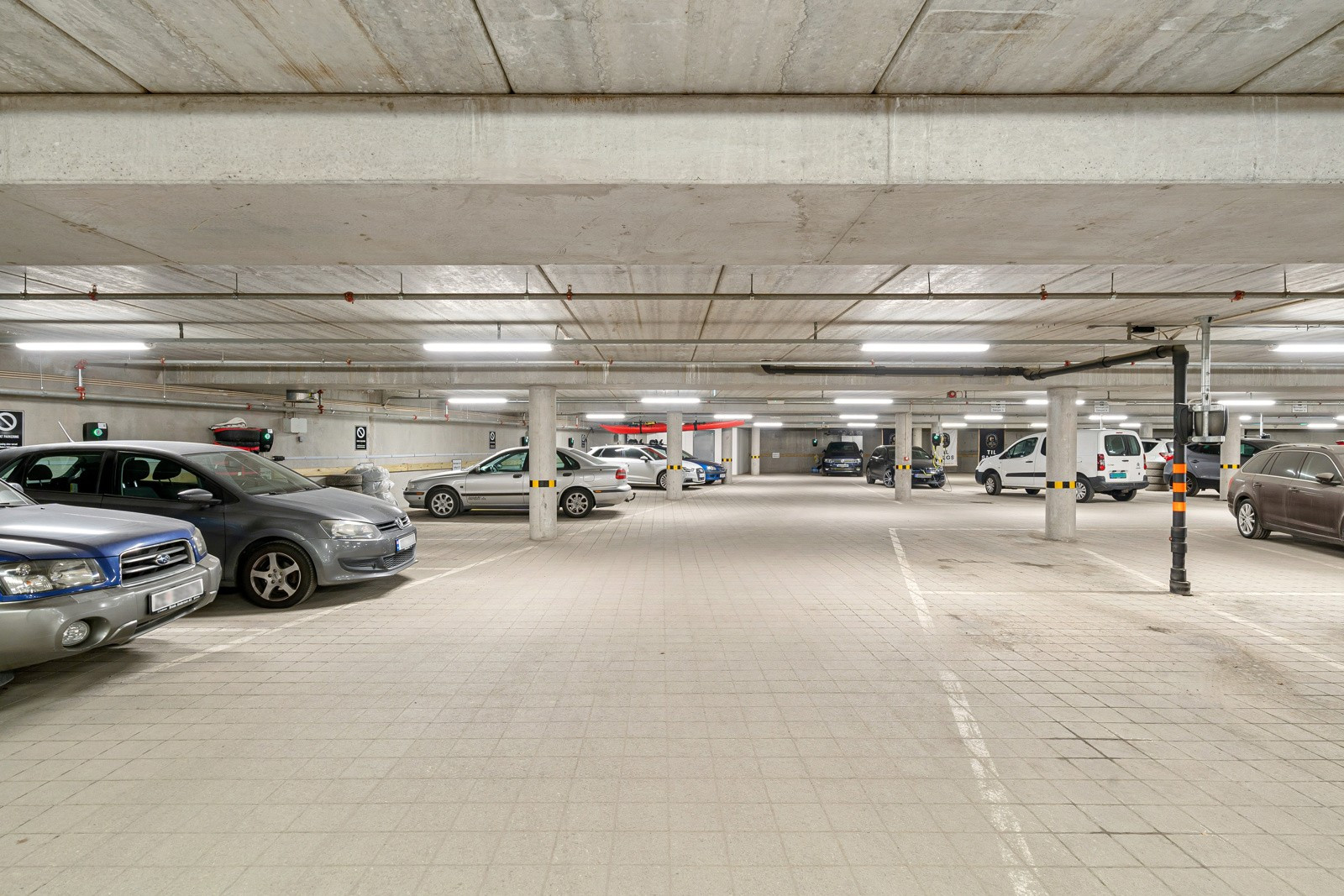 Fast parkering i garasjeanlegg. Her er klargjort for elbil-lader.