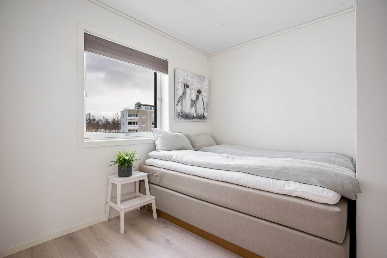 Soverom 2. Her er det plass til dobbeltseng, og det er garderobeskap langs en hel vegg.