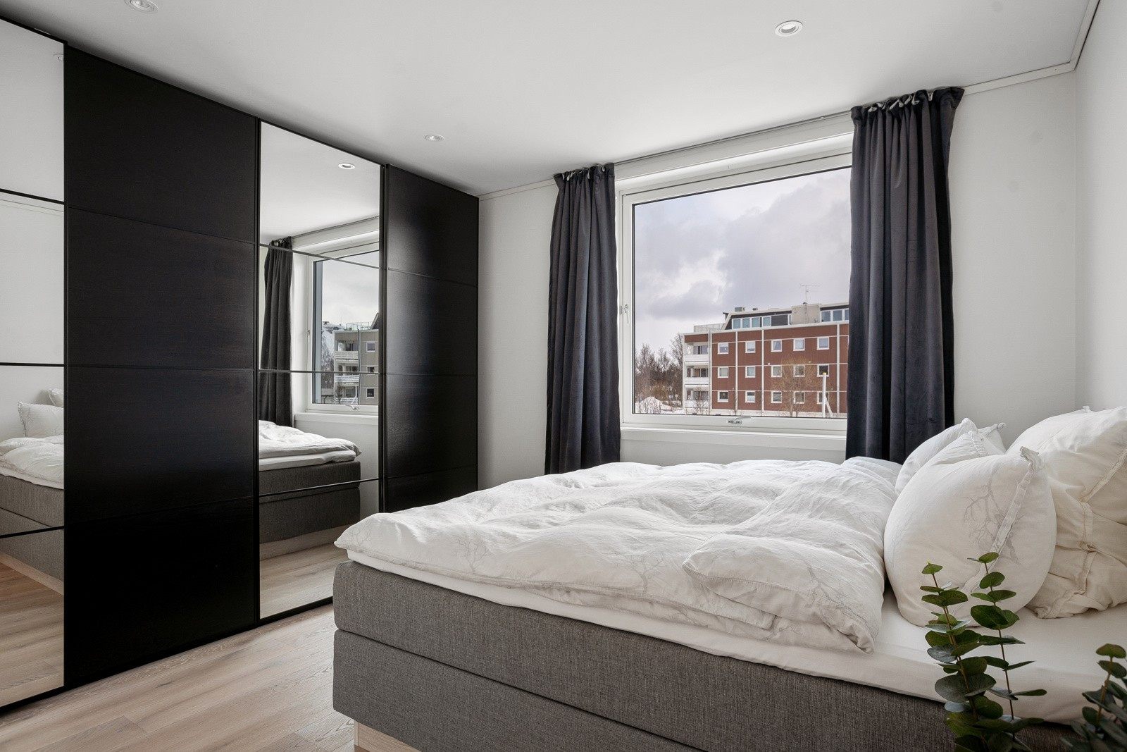 Hovedsoverom med stor skyvedørsgarderobe.