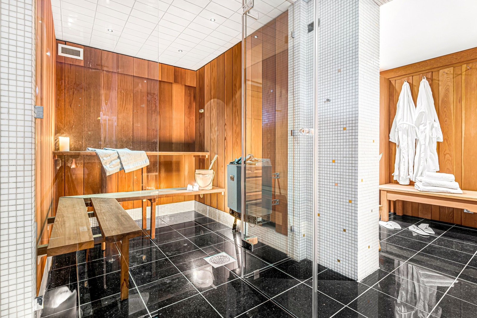 Badstuen har redwood panel på vegger og i benker. Redwood er et lett treslag uten kvister som derfor ikke blir for varmt å sitte på, og som tåler vann og fuktighet uten misfarging og råte. Galleribilde