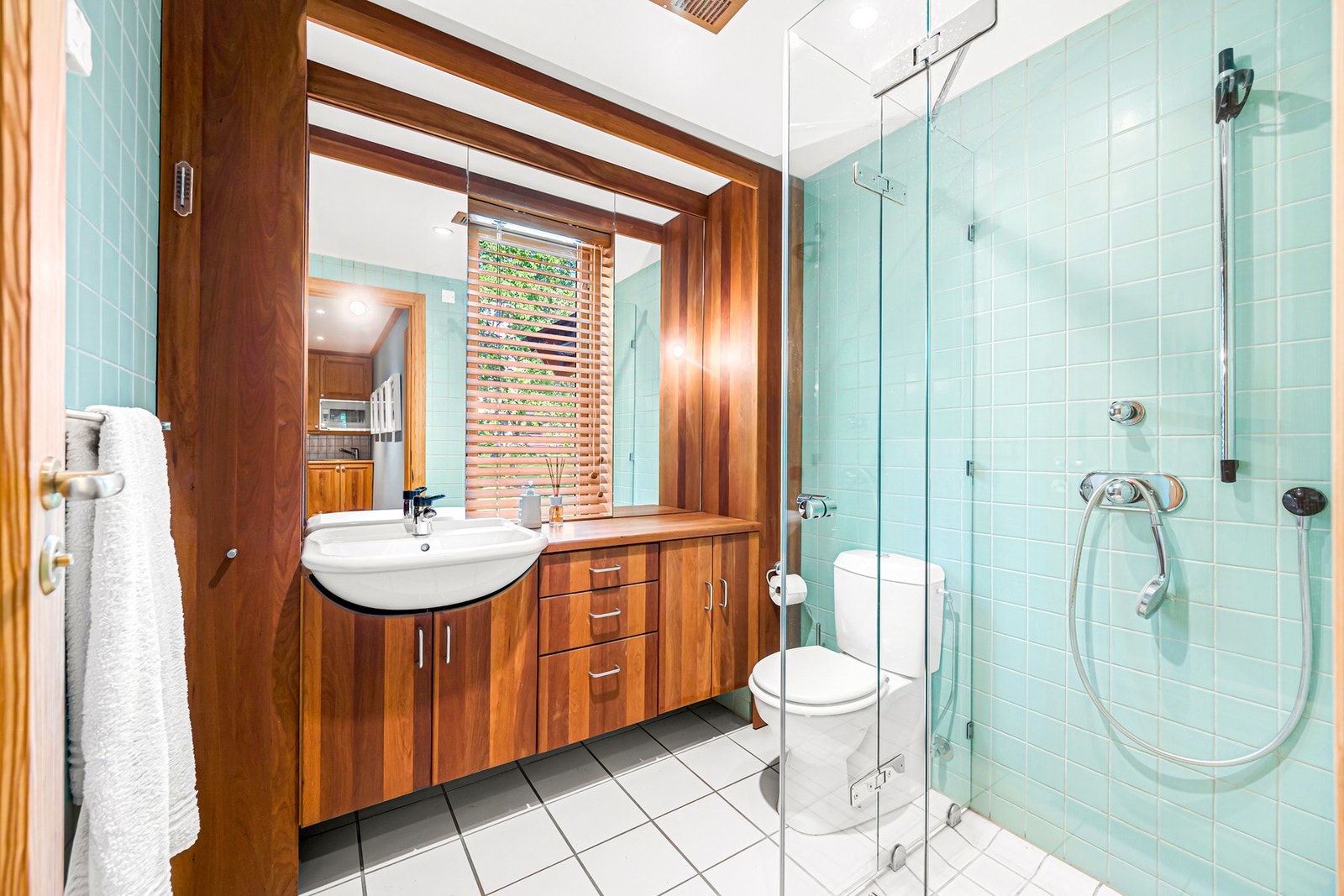 Badet til de to hyblene er belagt med flis fra Villeroy Boch, innredning i amerikansk heltre kirsebær og med vannbåren varme i gulvet. Galleribilde