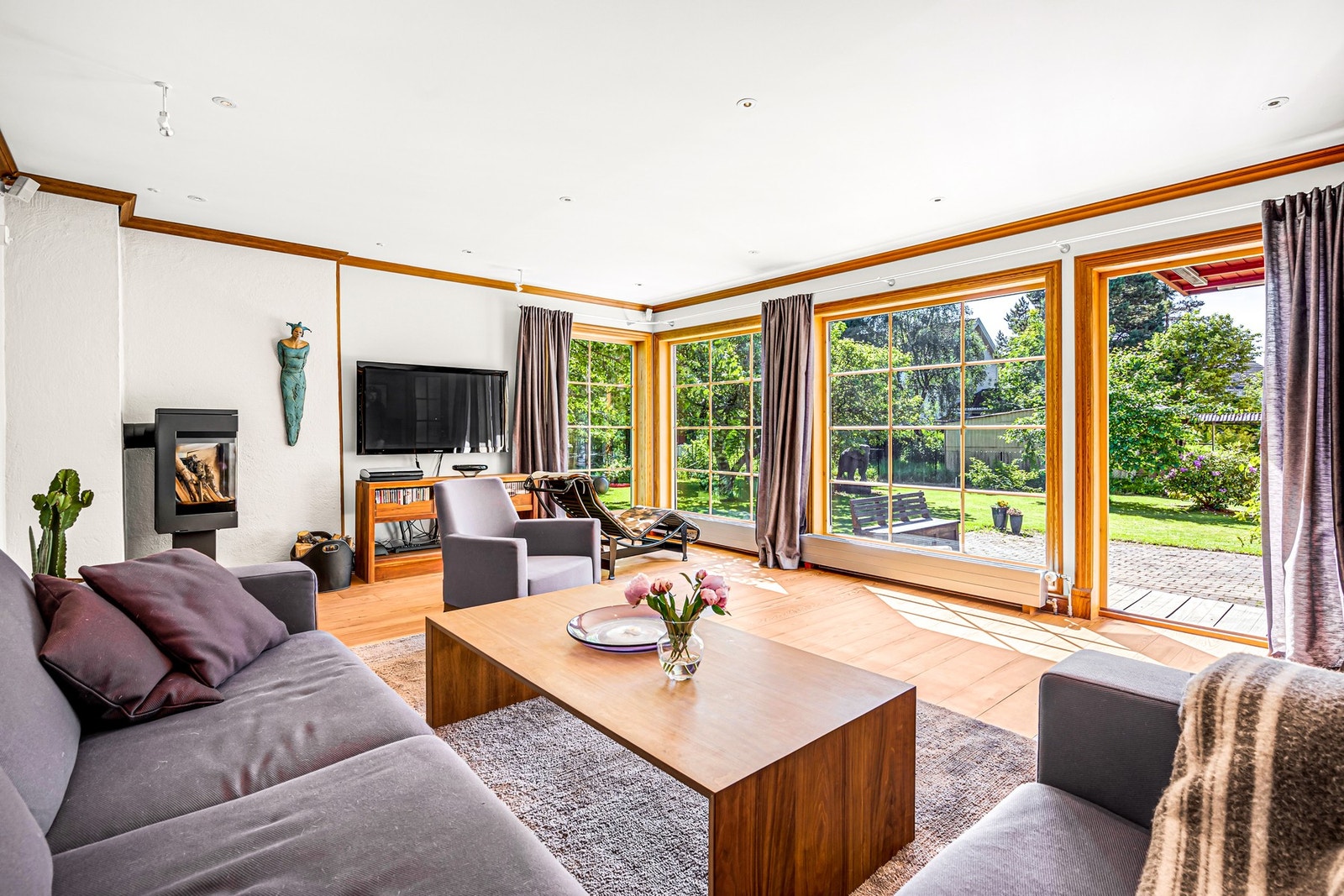 TV/Peisstue ble revet og bygget opp på nytt i 1998. Flott utsikt ut mot hagen. Pitchpine heltre på gulv. Galleribilde