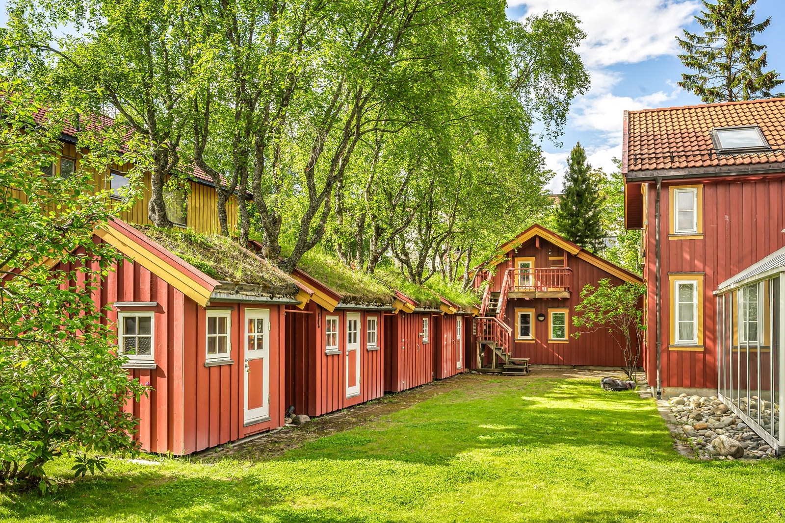 Boligen har 5 boder på rekke med ulike formål som snekkerbu med innebygget kattehus, plantebod, for hagemøbler, hageutstyr, sykler og vedbod. Galleribilde