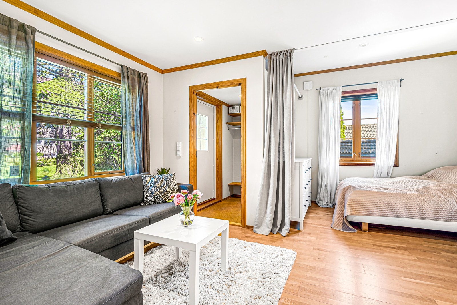 Hybelleiligheten: Bildet tatt mot vindfang til venstre og sovealkove. Galleribilde