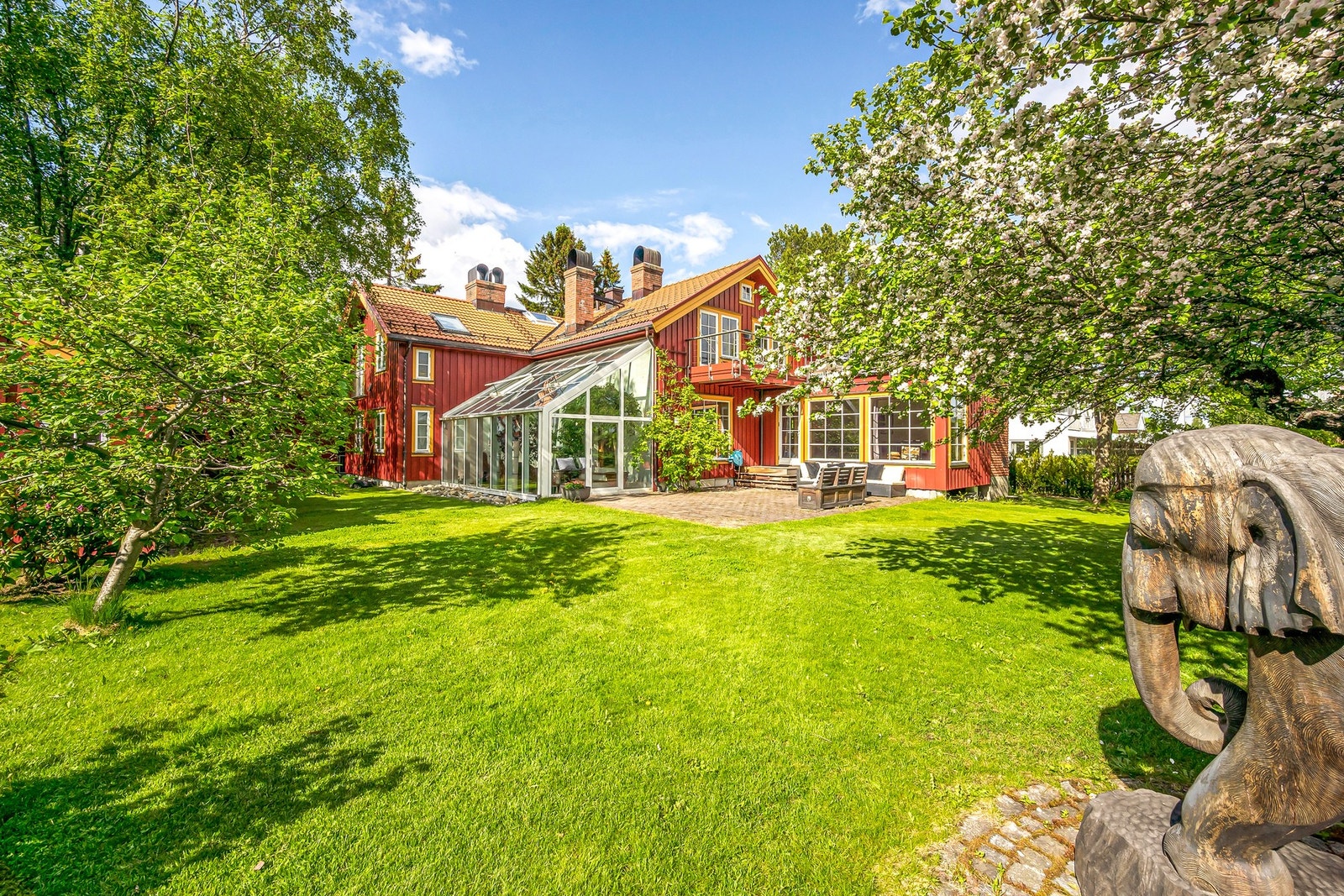 Nydelig opparbeidet hage med nedlagte kabler for automatisk gressklipping. Automatklipper følger huset. Galleribilde