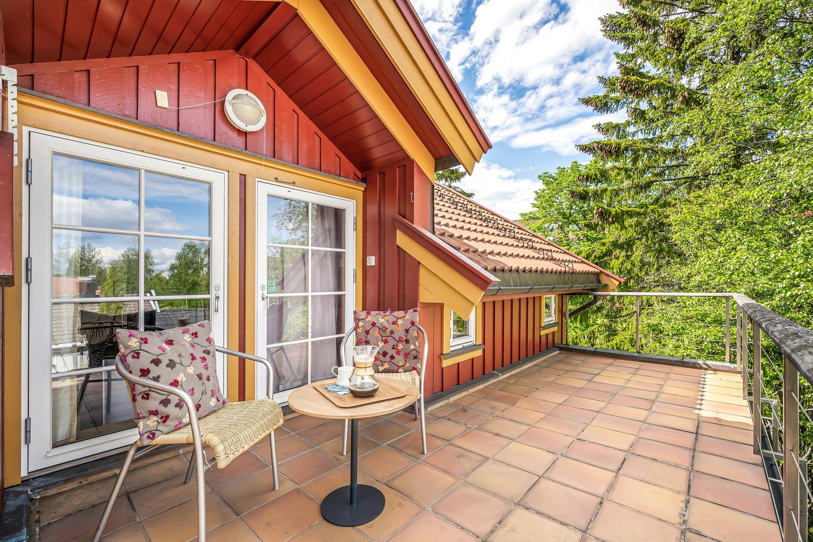 Takterrasse med frokostplass mot soloppgangen i øst. Galleribilde