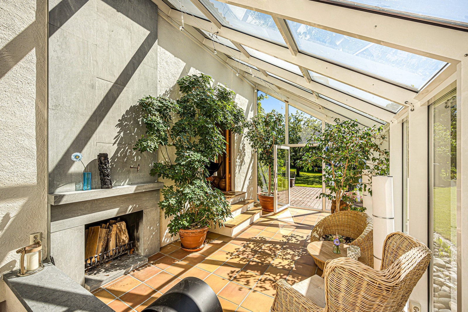 Åpen peis som er murt opp og foret i 5 og 10 cm kleberstein fra kleber Bardufoss. Overfalten er behandlet med samme struktur som klebersteinen i Nidarosdommen. Det er også trapp ned fra rommet her til spaavdeling og kjelleretasje. Galleribilde