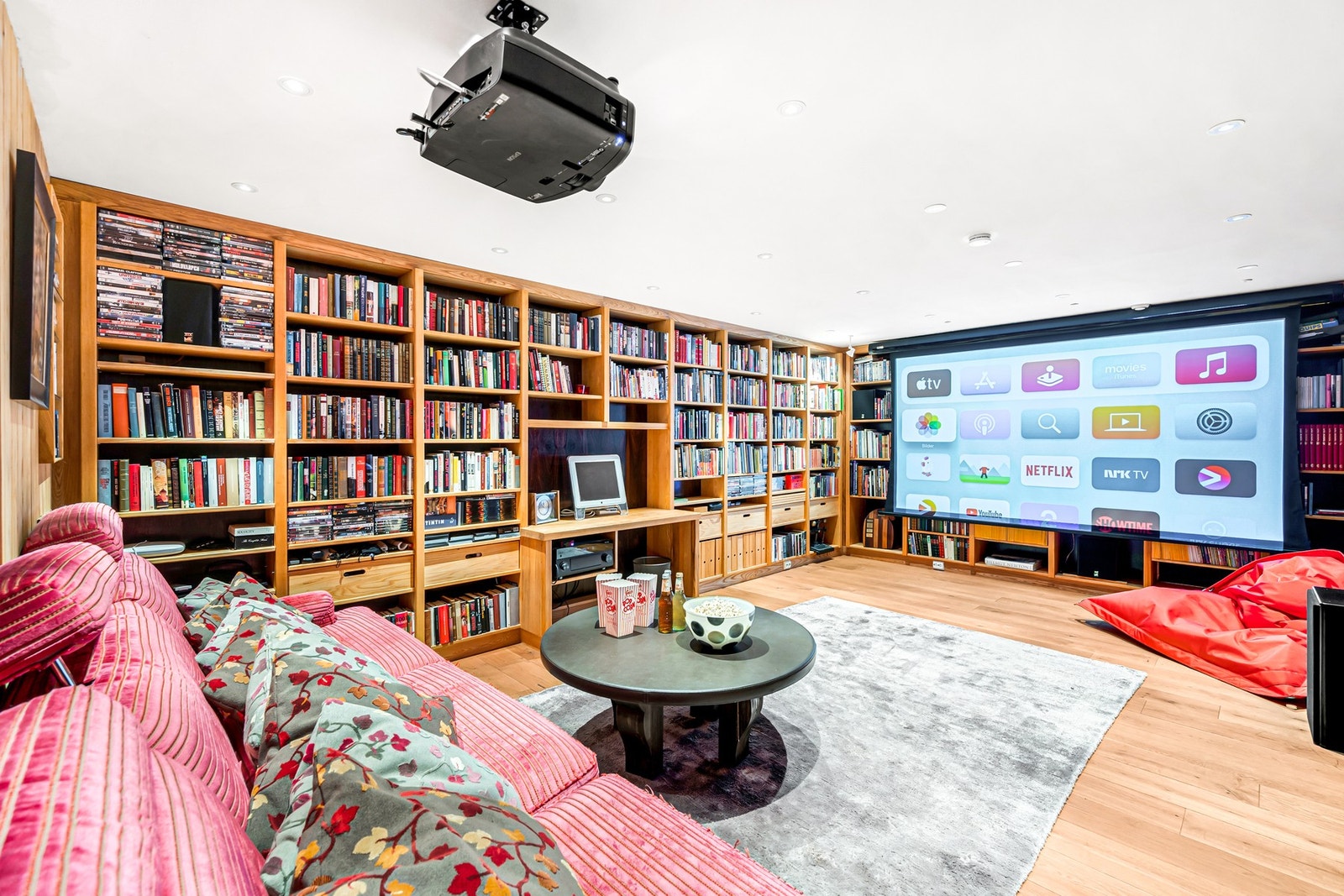 Bibliotek og kinorom. Nesten lydtett mot tilstøtende rom. Innredning med hyller i heltre ask med bakvegger i Ibenholt, gulv i heltre eik. Alt kinoutstyr med skult kabling, prosjektor i tak, 6 høyttalere og egen spesiallaget kinosofa følger huset. Galleribilde