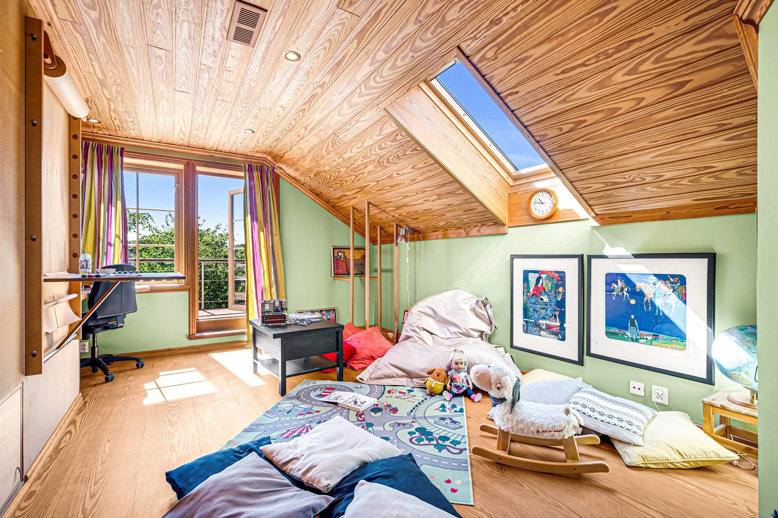 Barnerommet har utgang til terrasse. Rommet har også en dør til barnas hemmelige ganger til loft, kjeller og naborom. Innebygget fiber stjernehimmel i taket. Galleribilde