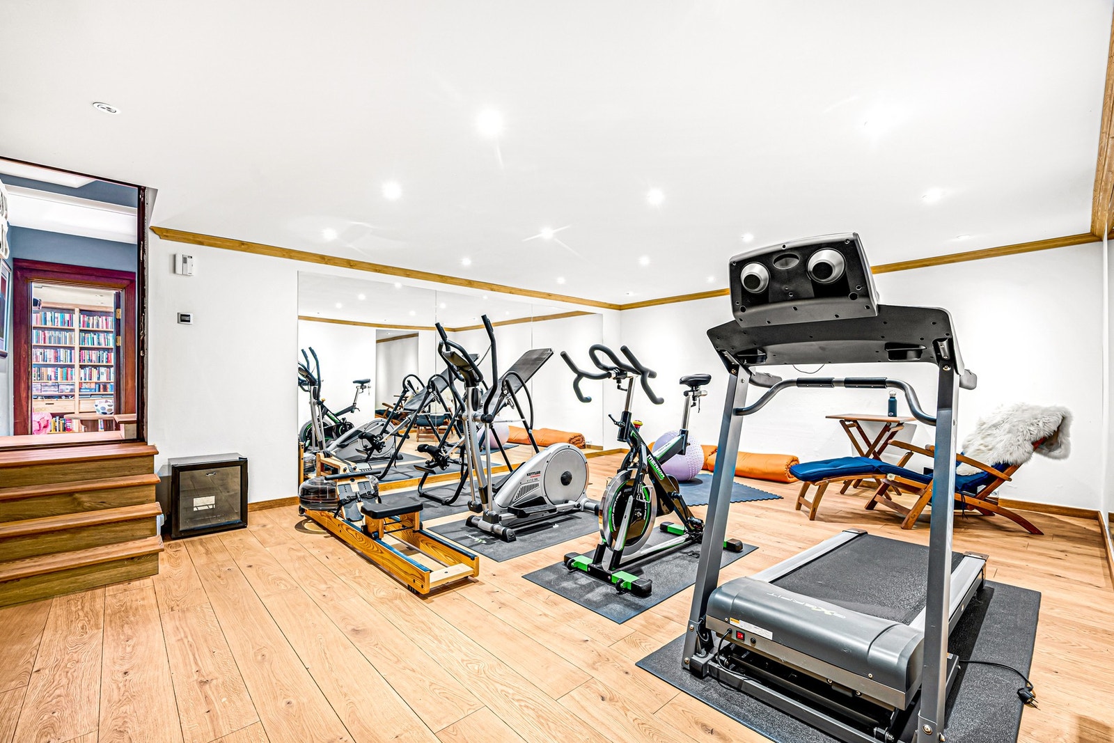 Stort trimrom. Tredemølle, elipsemaskin, ergometersykkel, ryggstrekkbenk og speil følger med huset. Gulv i eik heltre med vannbåren varme. Galleribilde
