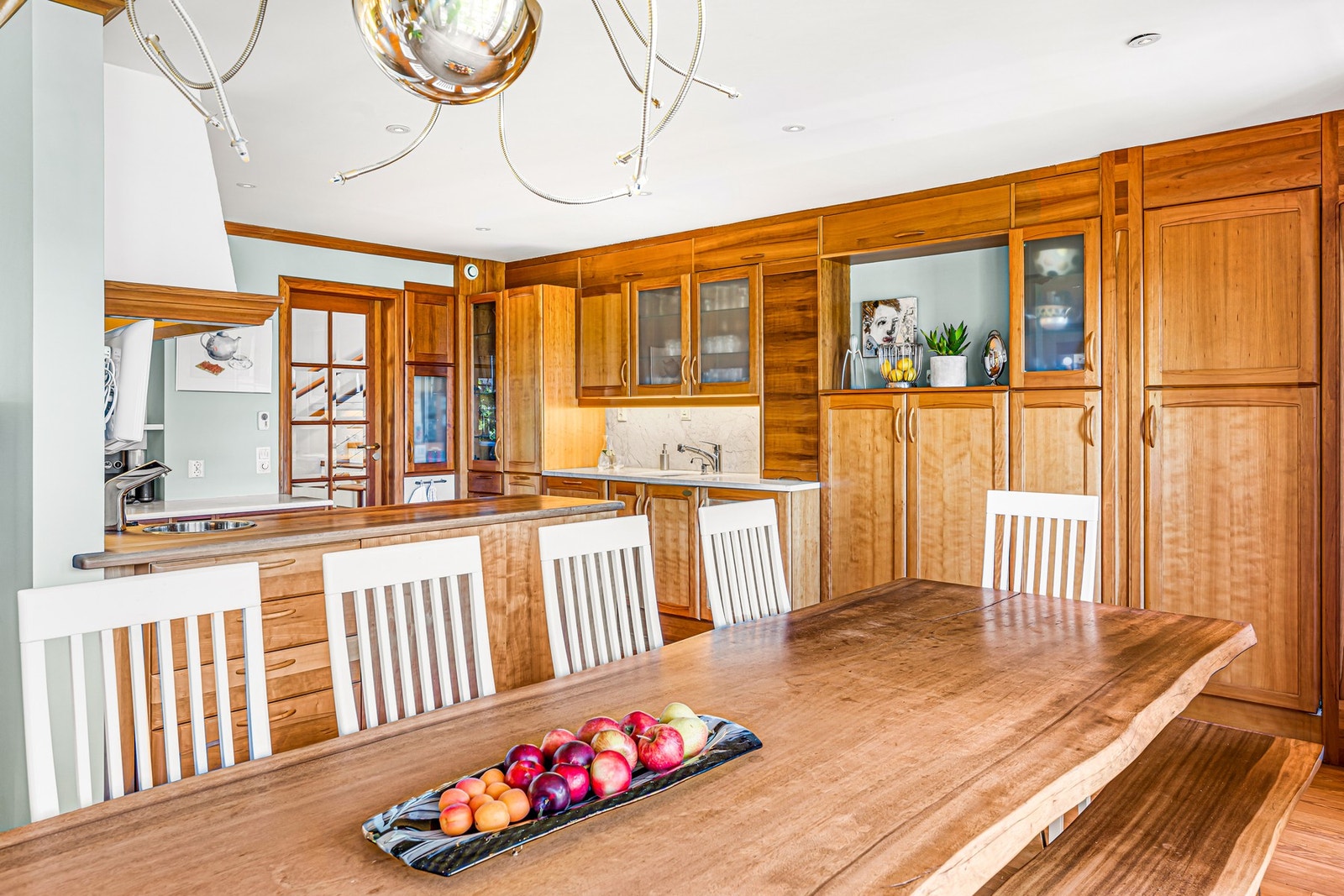 Døra ved enden av bordet er inngangen til kjølerommet med 4,5 m3 volum. Galleribilde