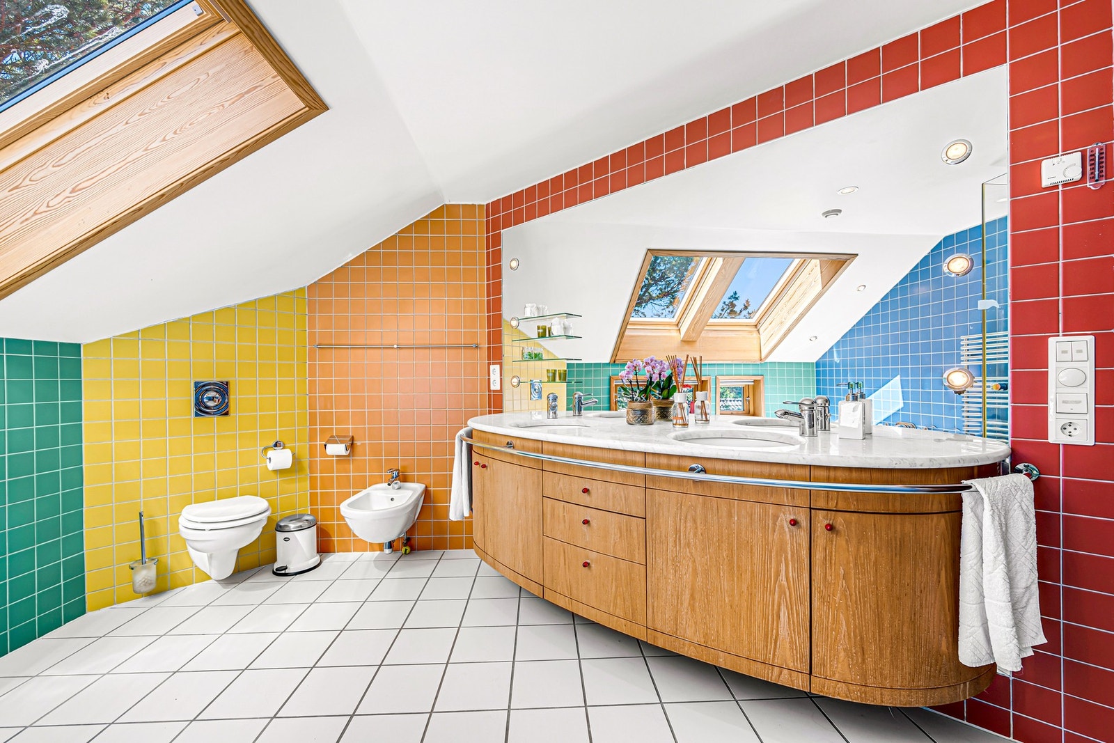 Det tidligere barnebadet i regnbuens farger. Baderoms innredning spesialprodusert og hentet fra Berlin. Villeroy Boch flis på vegg og Buchtal flis på gulv. Galleribilde