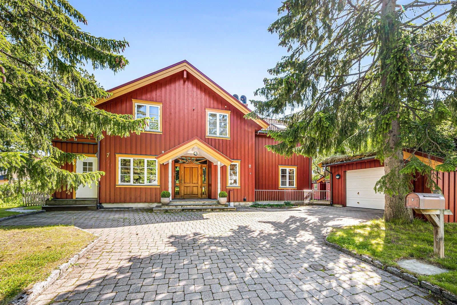 Steinbelagt innkjørsel. Dobbel garasje. Galleribilde