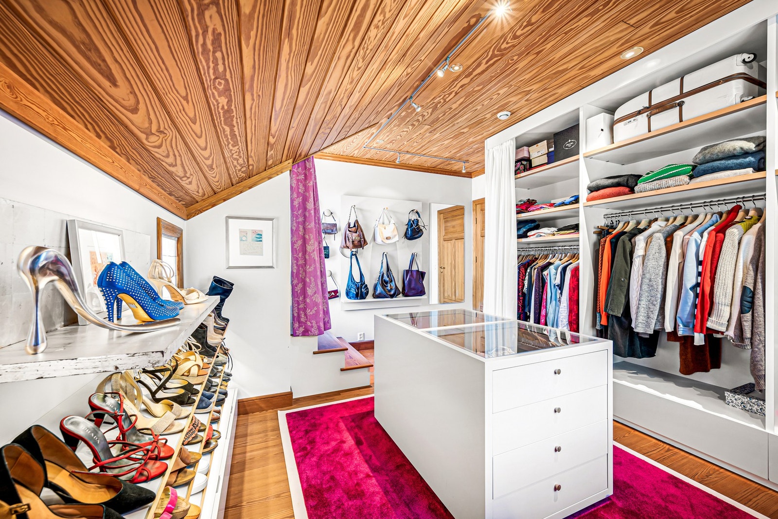 Innredningen er spesiallaget av møbelsnekkerfirmaet Snoeck-Wilke i Hamburg. Samtlige møbler følger huset. Galleribilde