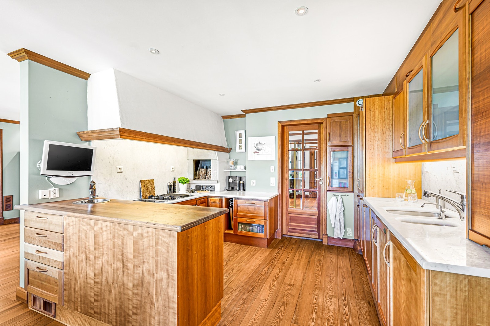 Benkeplatene er i Carrara marmor på begge sider og på bakvegger. Egne skap for tekniske installasjoner til høyre for glassdøra. Galleribilde