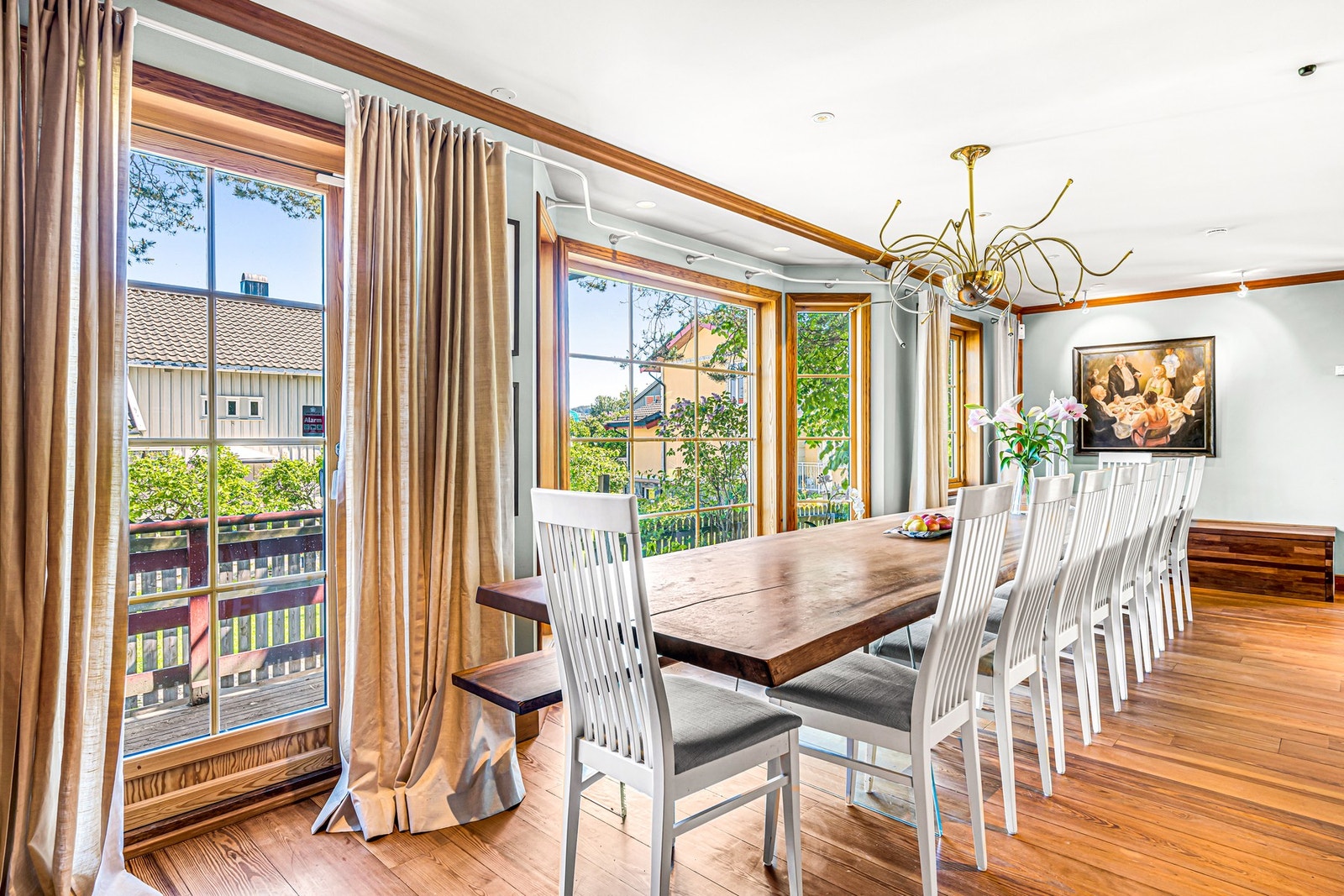 God plass til stort spisebord. Døren til venstre går ut til en liten balkong og hage. Her kommer morgensolen og er dermed en fin frokostplass. Galleribilde