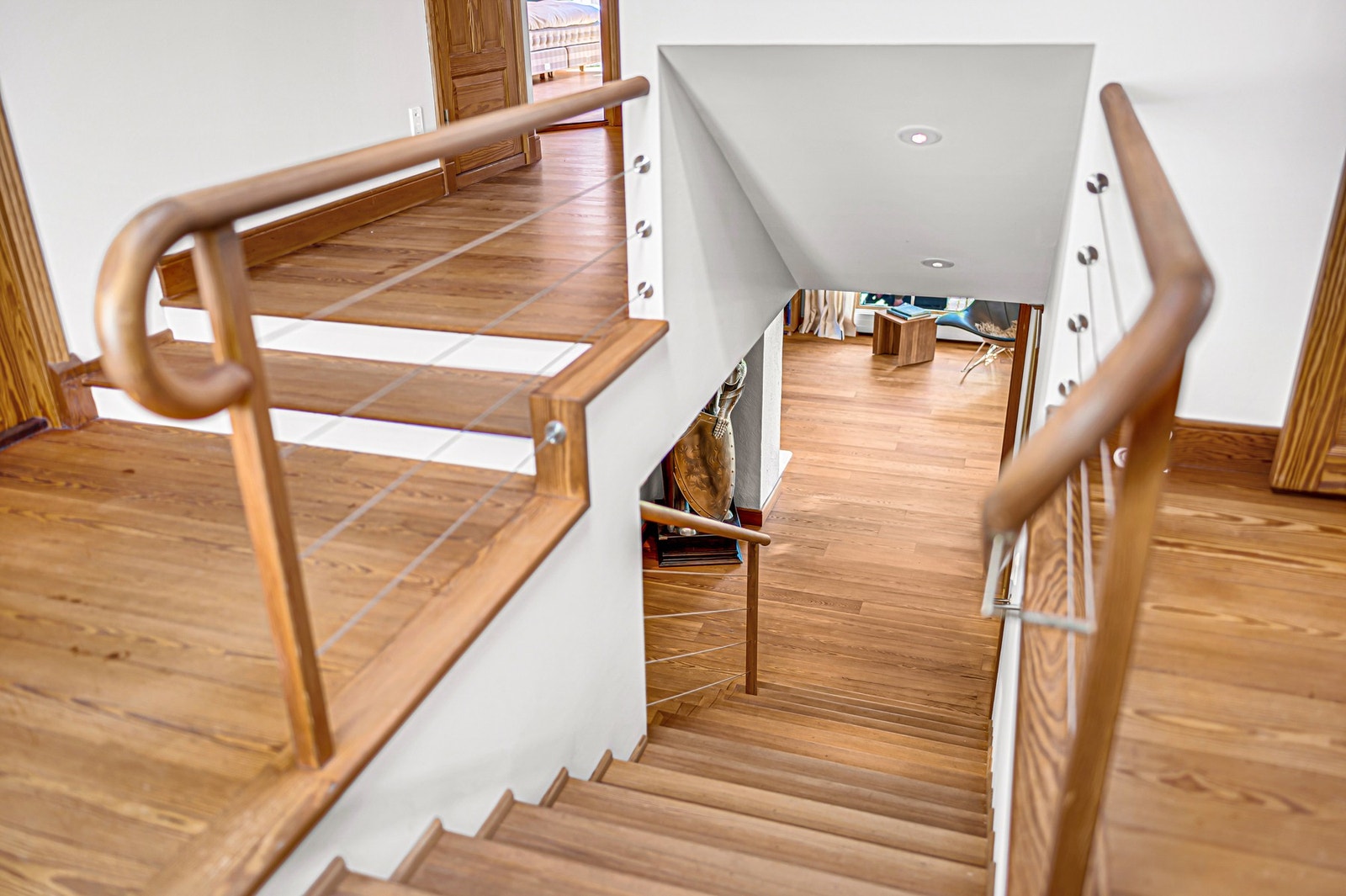 Trappeoppgang fra 1. til 2. etasje med trappetrinn i pitchpine. Galleribilde