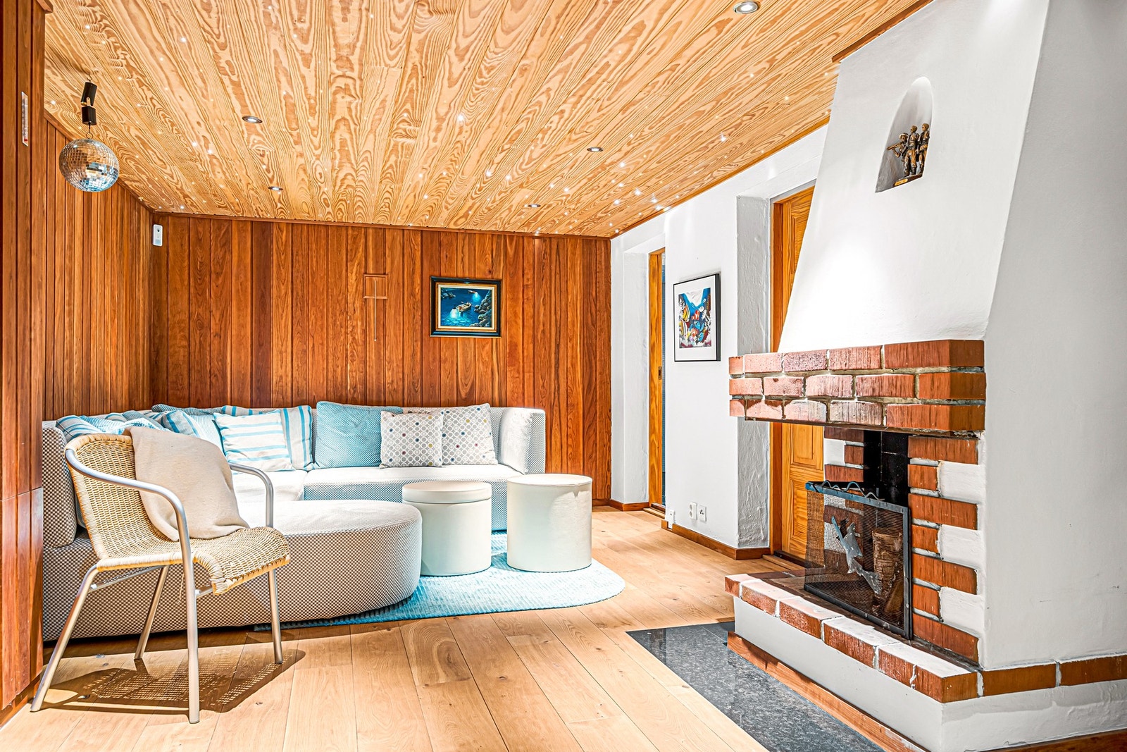 Kjelleren har egen SPA-avdeling. Her er kjellerstua som har åpent ildsted (eneste som er igjen etter oppussingen i 98) og stjernehimmel i taket. I hjørne er det en spesiallaget sofa med tilhørende teppe (medfølger) som brukes i forbindelse med SPA-avd. Galleribilde